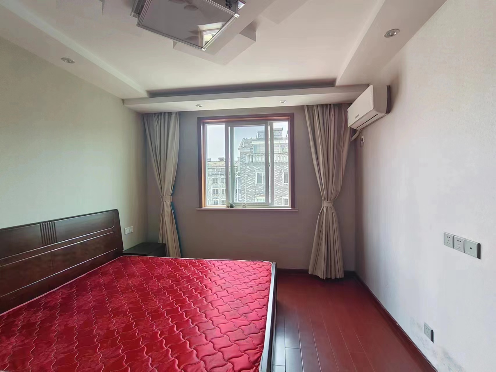 华山花苑四期 3室2厅2卫 130m&sup2;