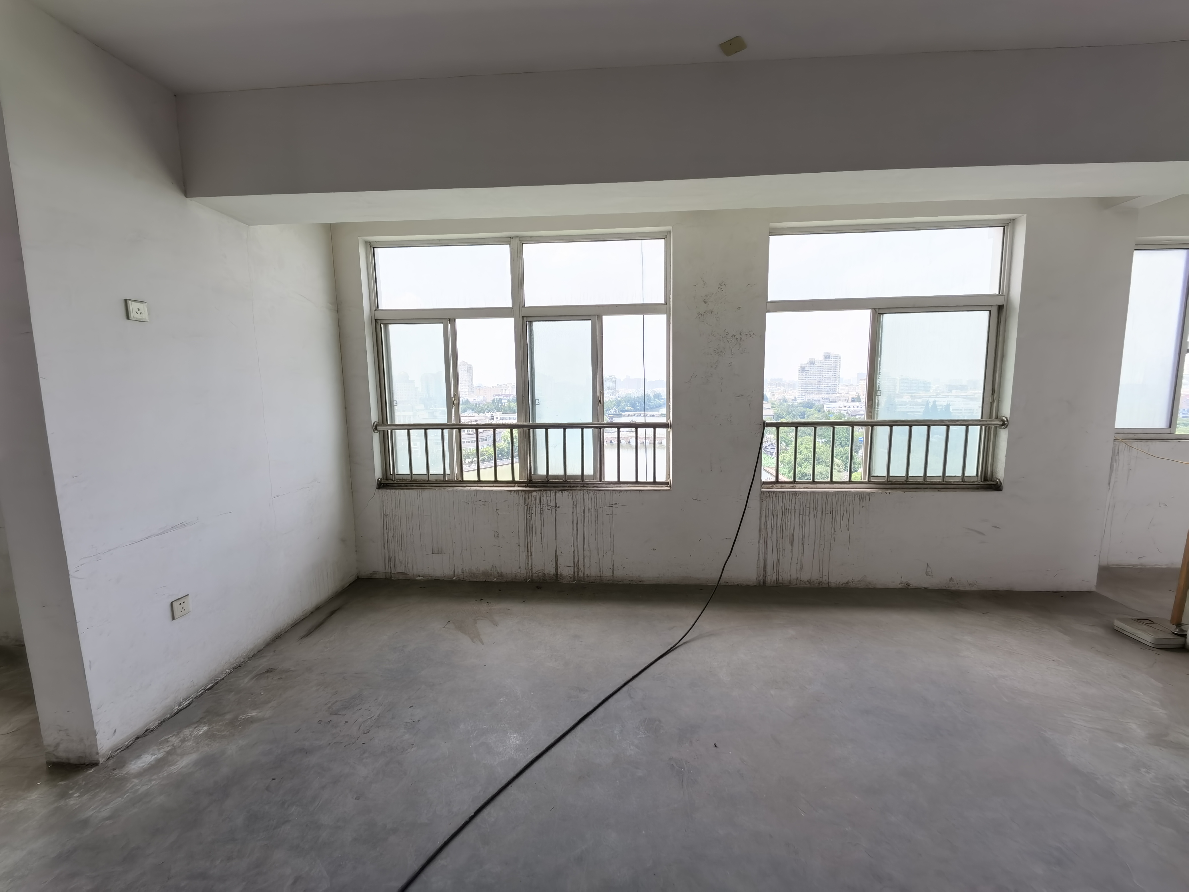 启秀花园 4室1厅2卫 212m&sup2;