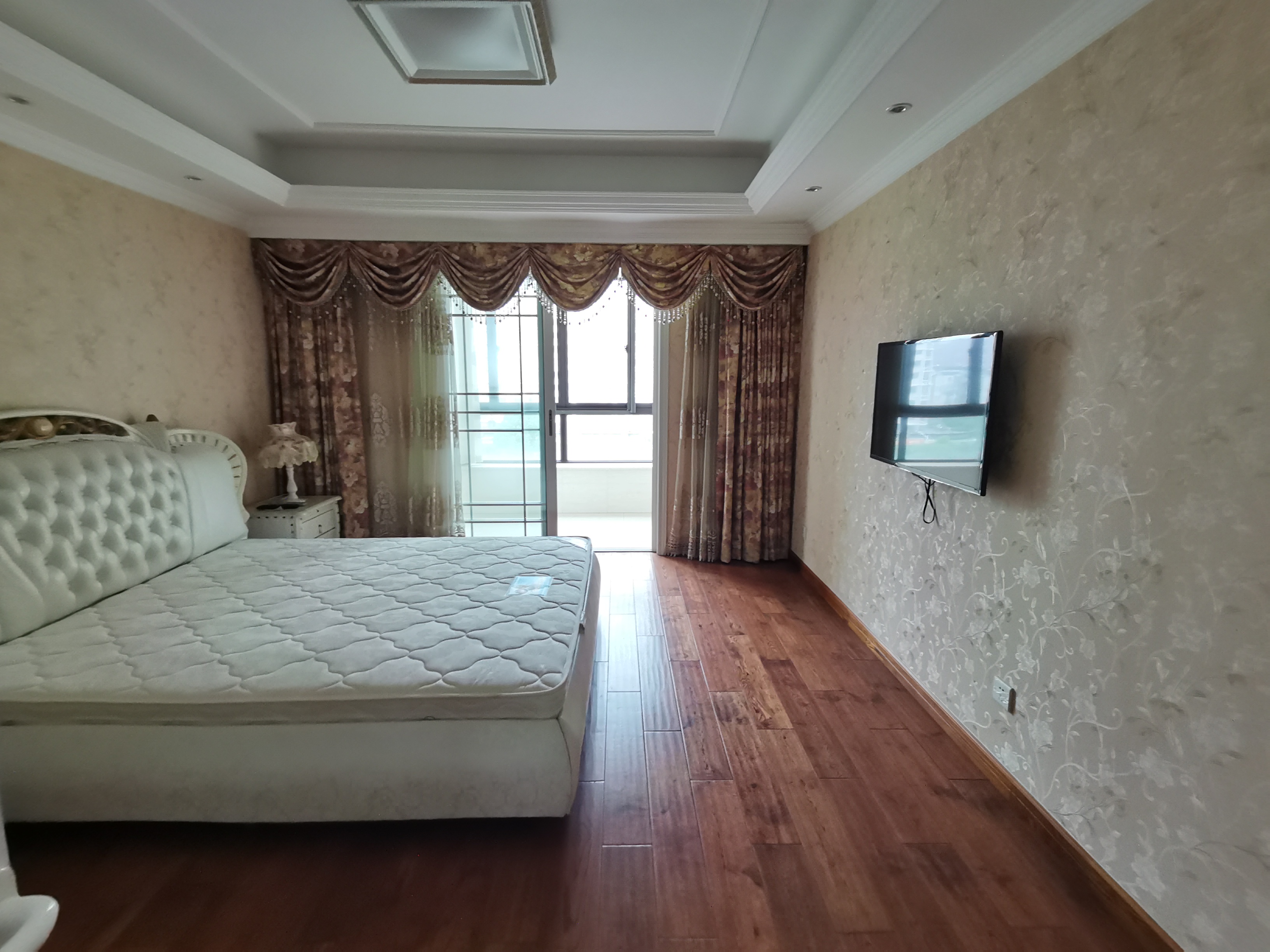 万和华府 4室2厅2卫 190m&sup2;