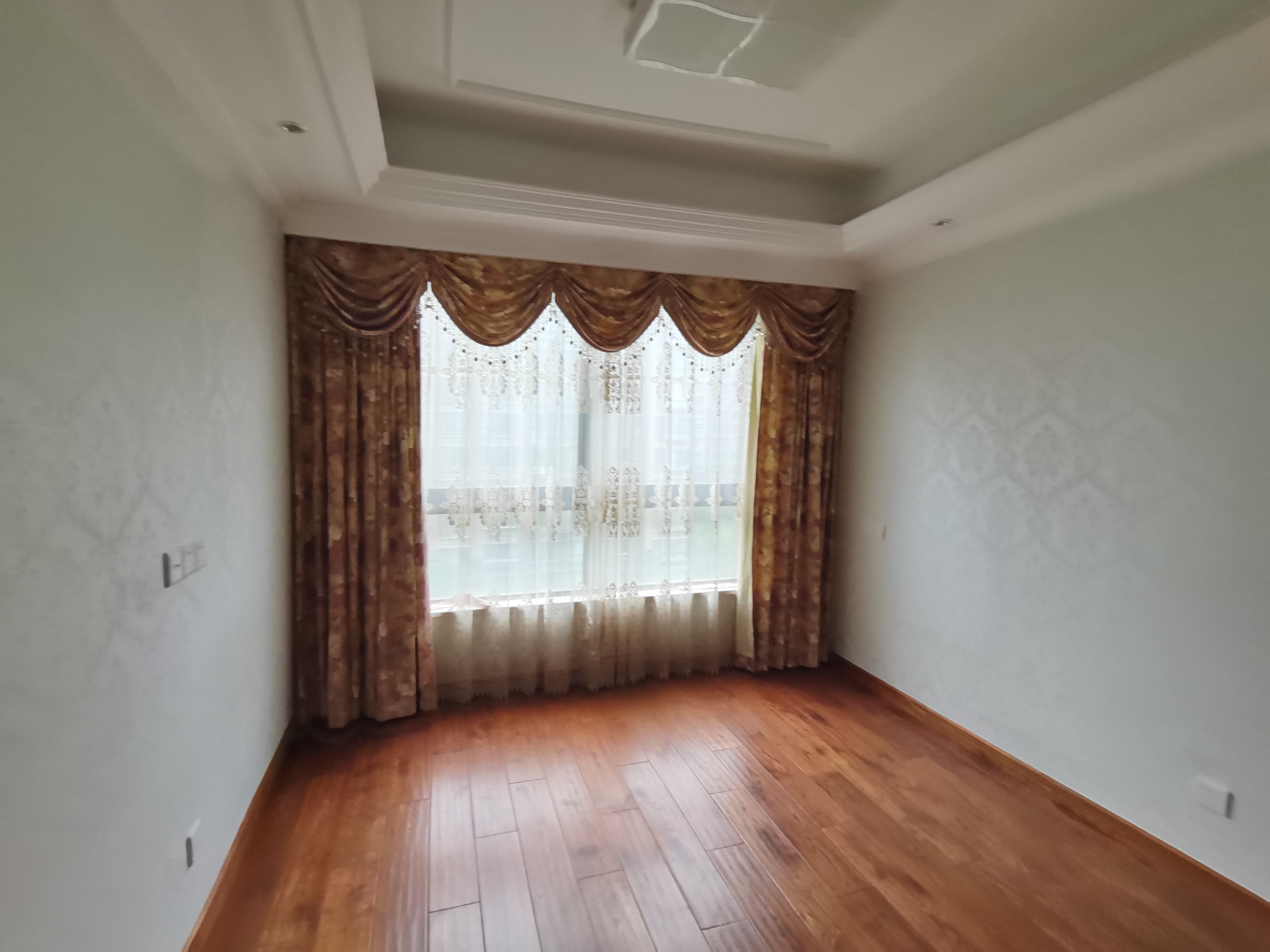万和华府 4室2厅2卫 190m&sup2;