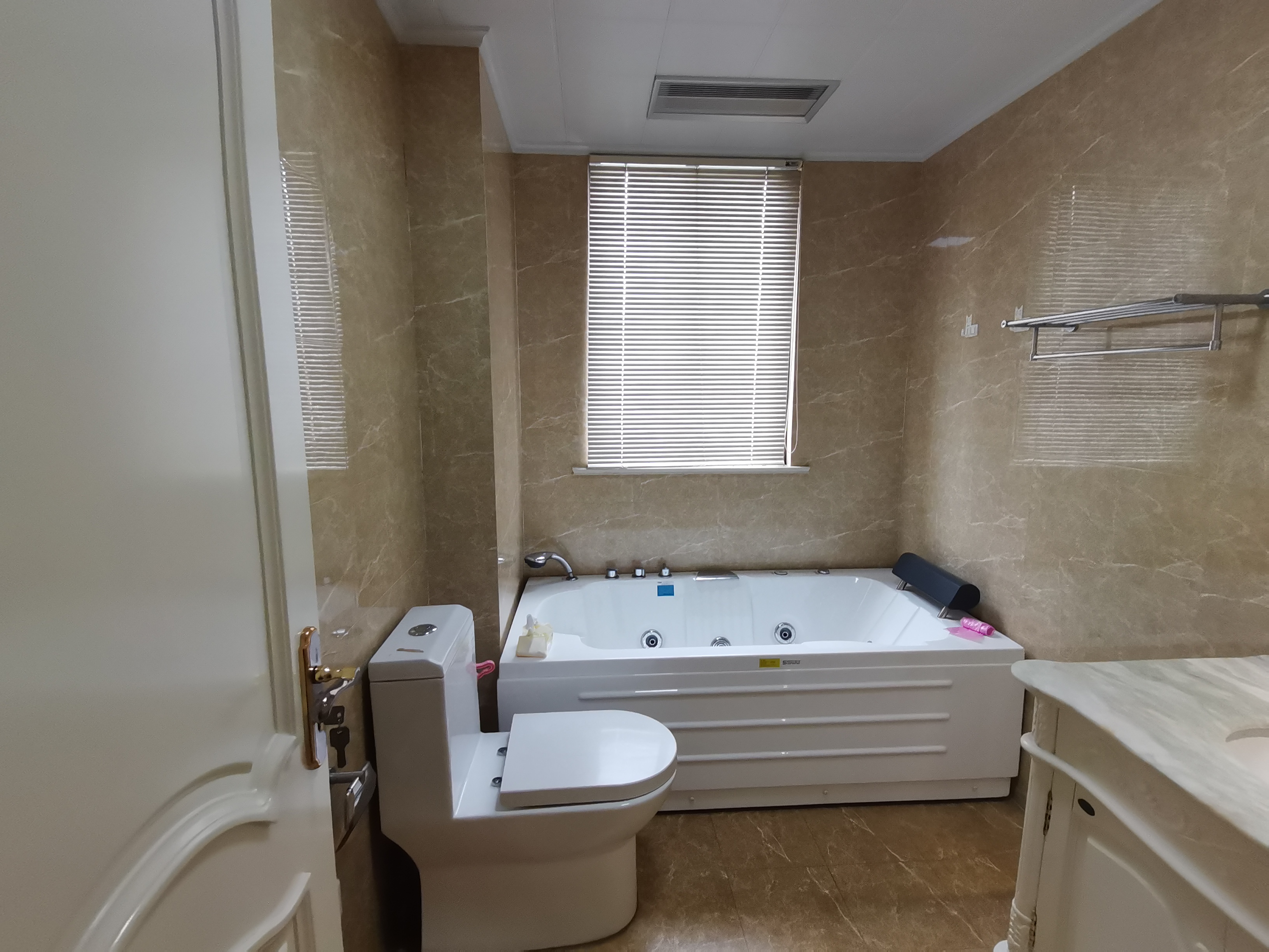 万和华府 4室2厅2卫 190m&sup2;
