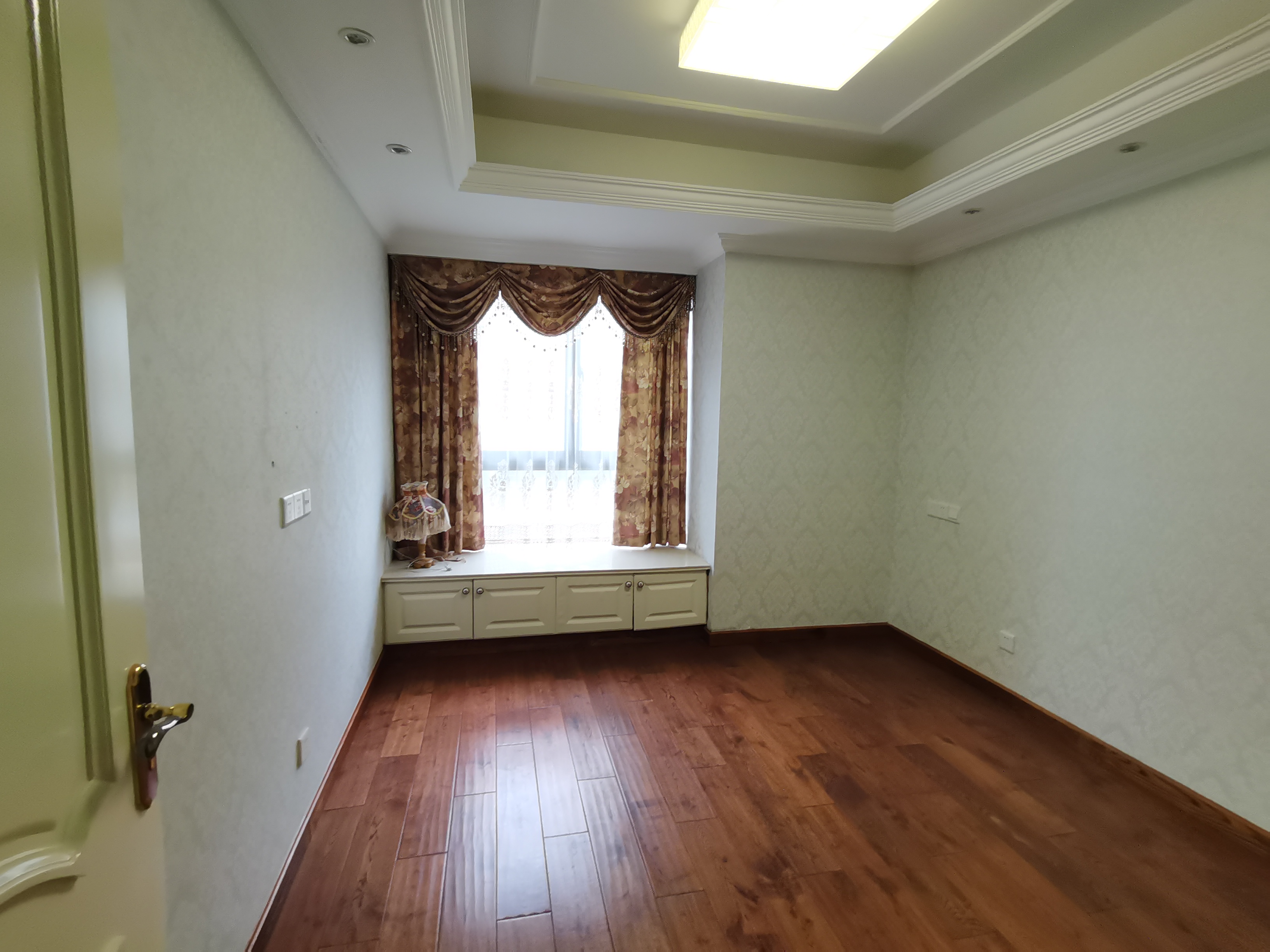 万和华府 4室2厅2卫 190m&sup2;