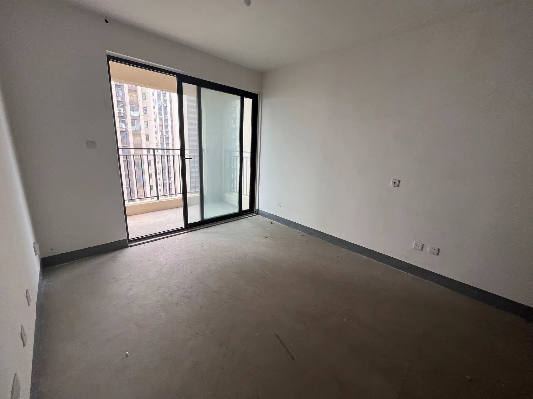 绿地新里城 3室2厅1卫 93m²
