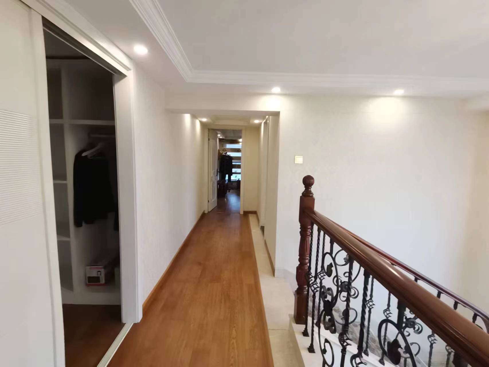 恒隆国际 2室2厅2卫 100m&sup2;