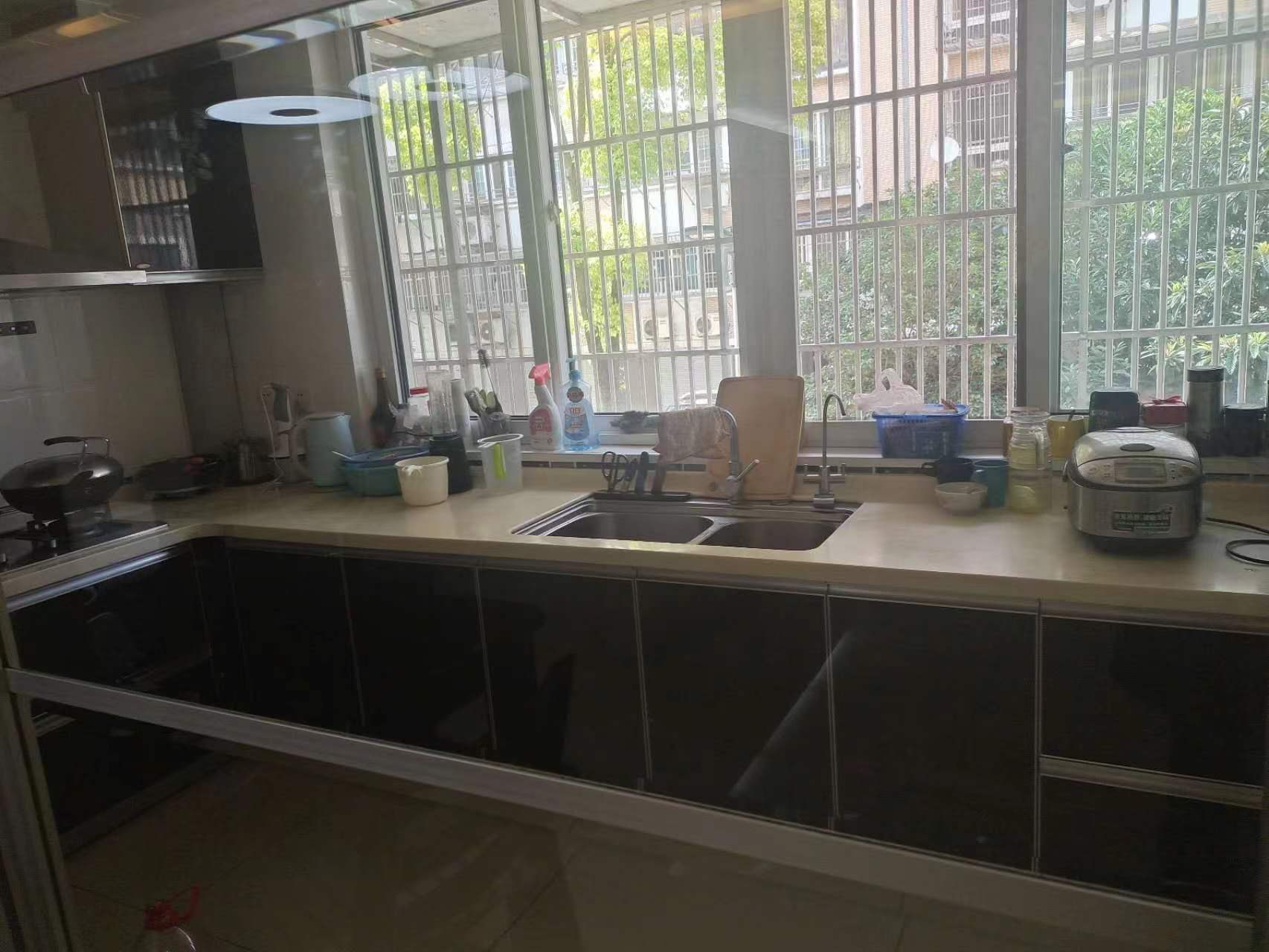 天馨花苑 3室1厅2卫 142.49m&sup2;