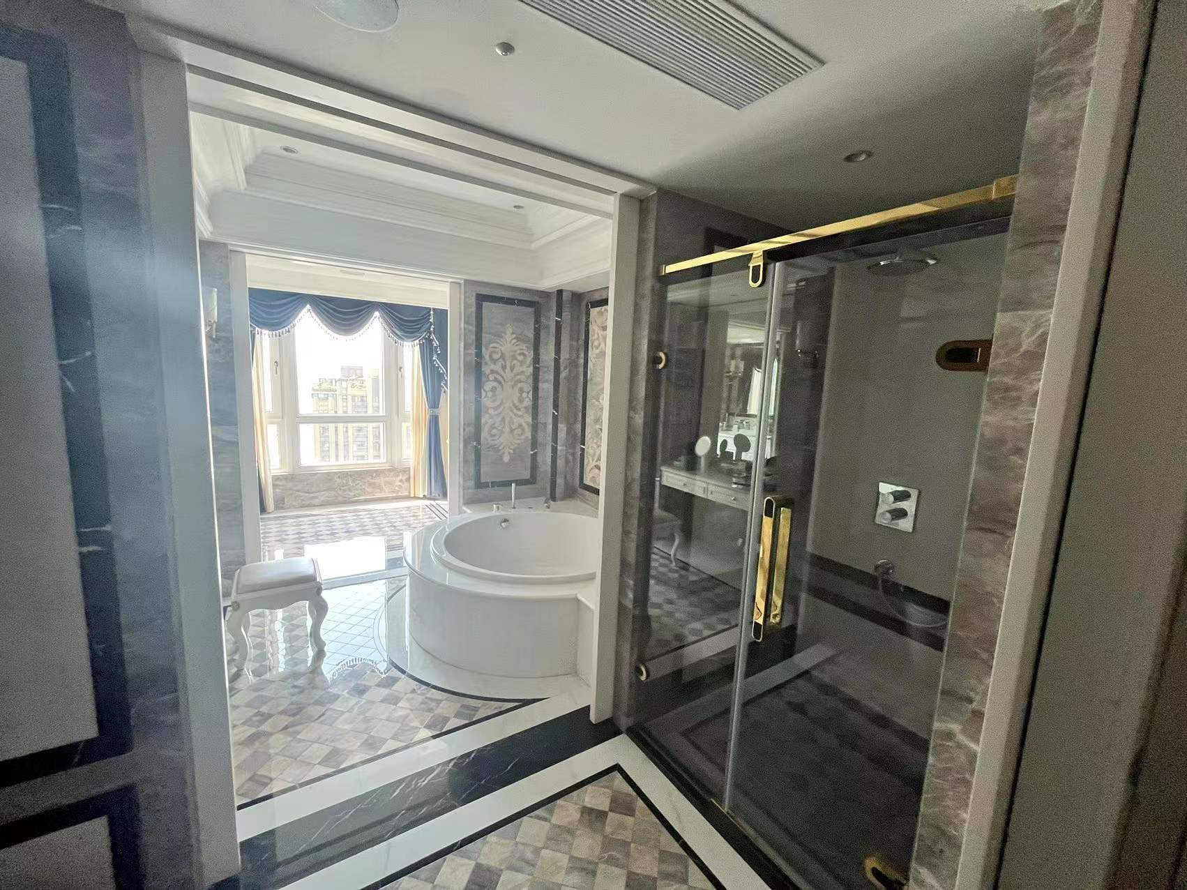 万濠华府 6室3厅4卫 330.00m&sup2;