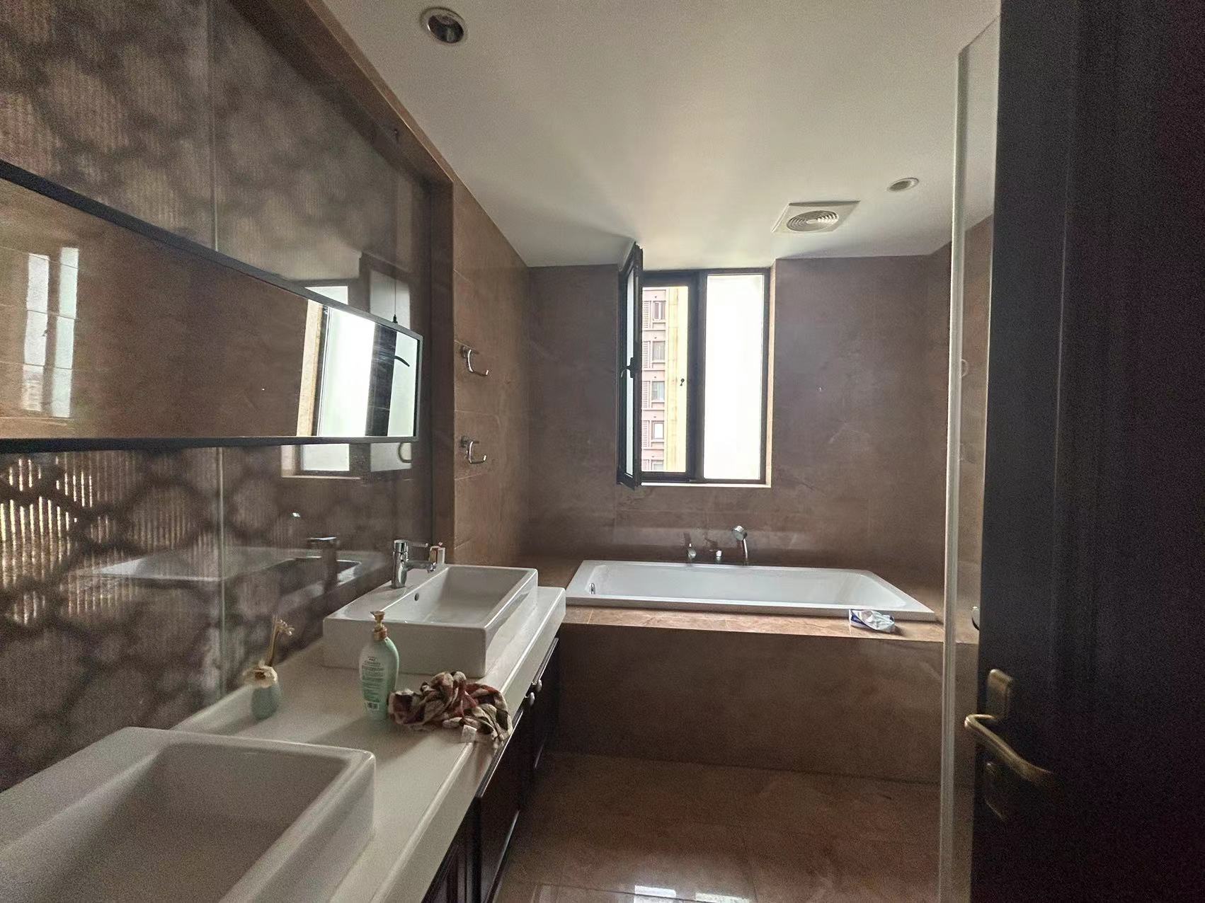 万濠华府 4室2厅3卫 294m&sup2;