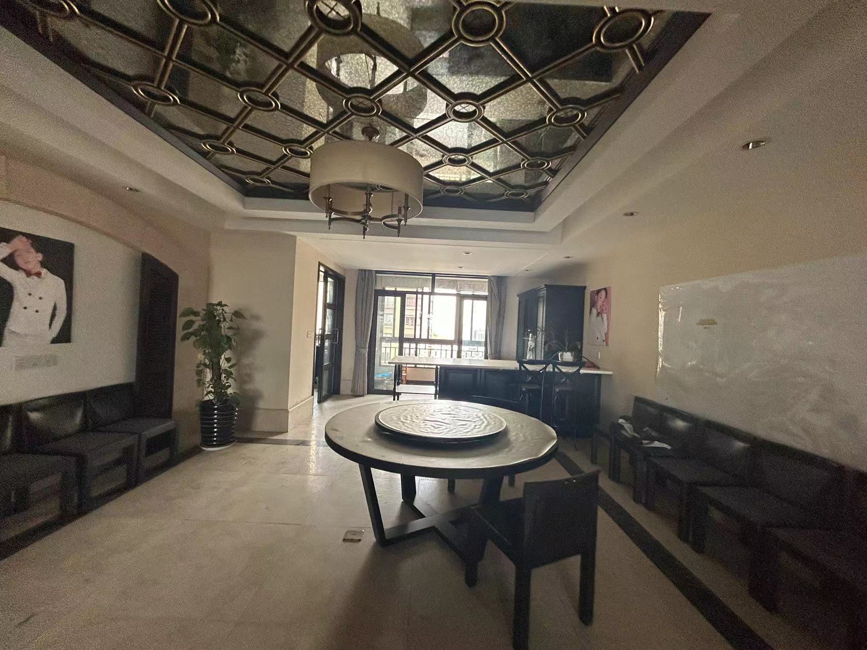 万濠华府 4室2厅3卫 294m&sup2;