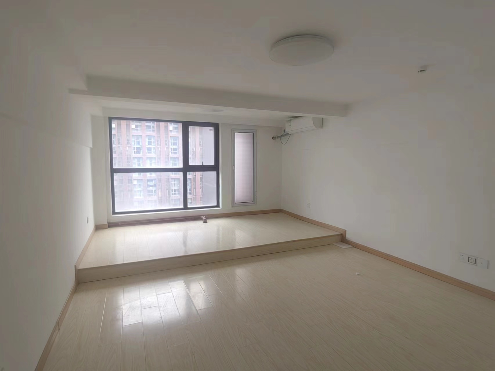 恒隆国际 室厅卫 105m&sup2;