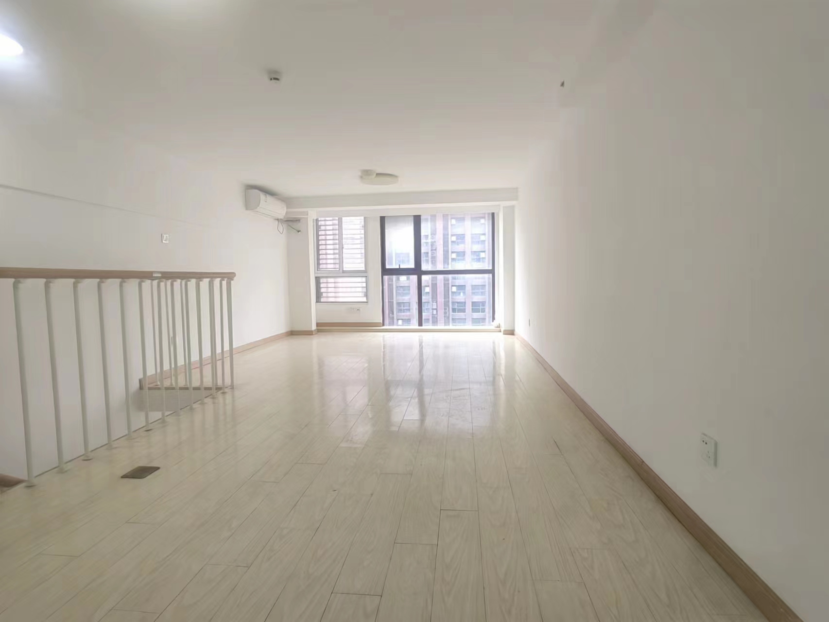 恒隆国际 室厅卫 105m&sup2;