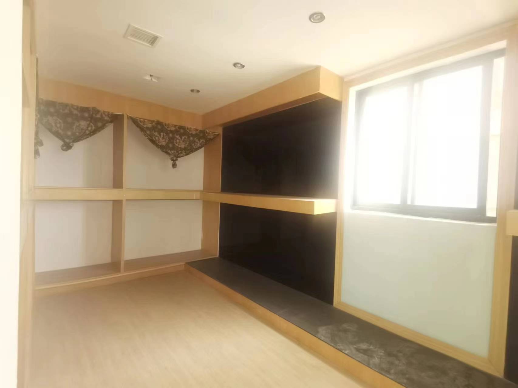 华辰大厦 1室1厅1卫 150m&sup2;