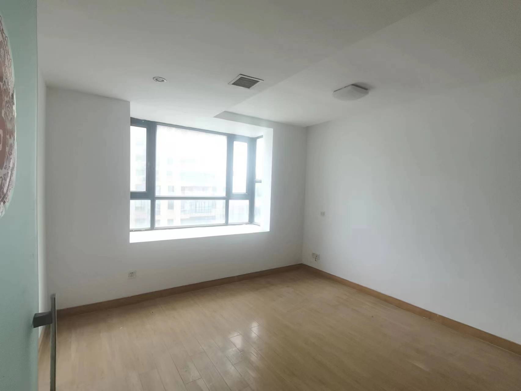 华辰大厦 1室1厅1卫 150m&sup2;