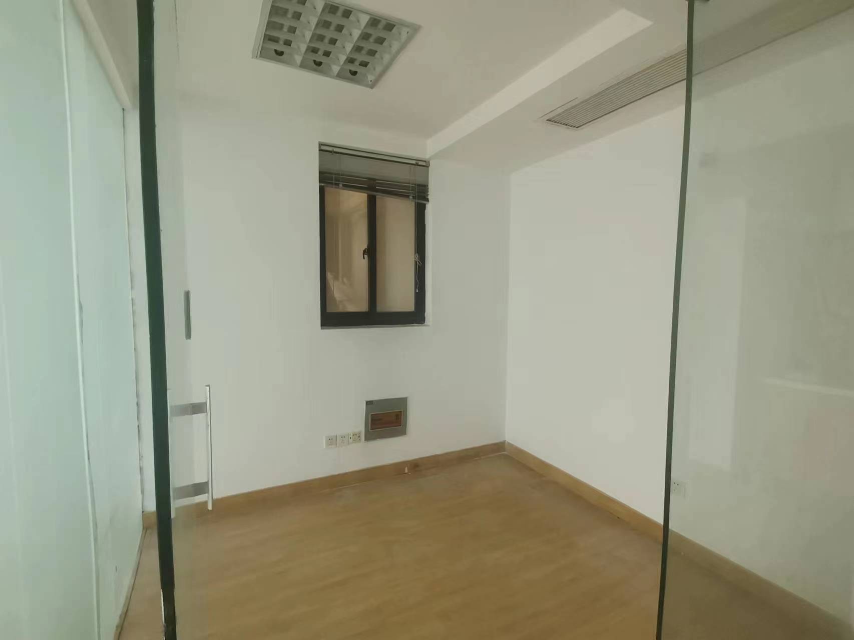 华辰大厦 1室1厅1卫 150m&sup2;