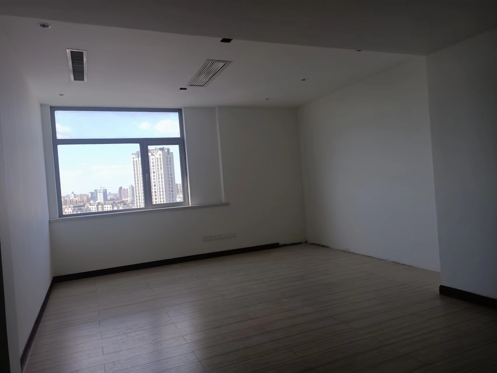 鑫乾国际广场 3室1厅1卫 185m²