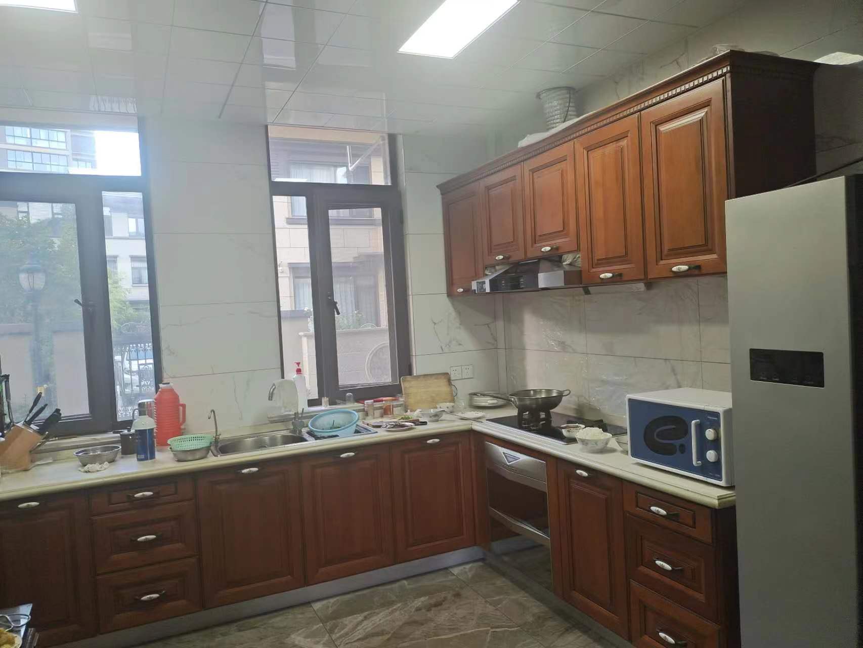万濠山庄 6室3厅3卫 266m²