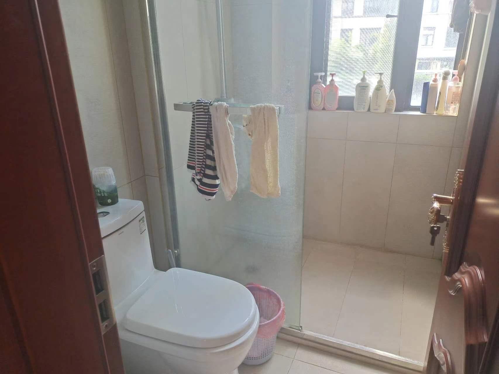 万濠山庄 6室3厅3卫 266m²