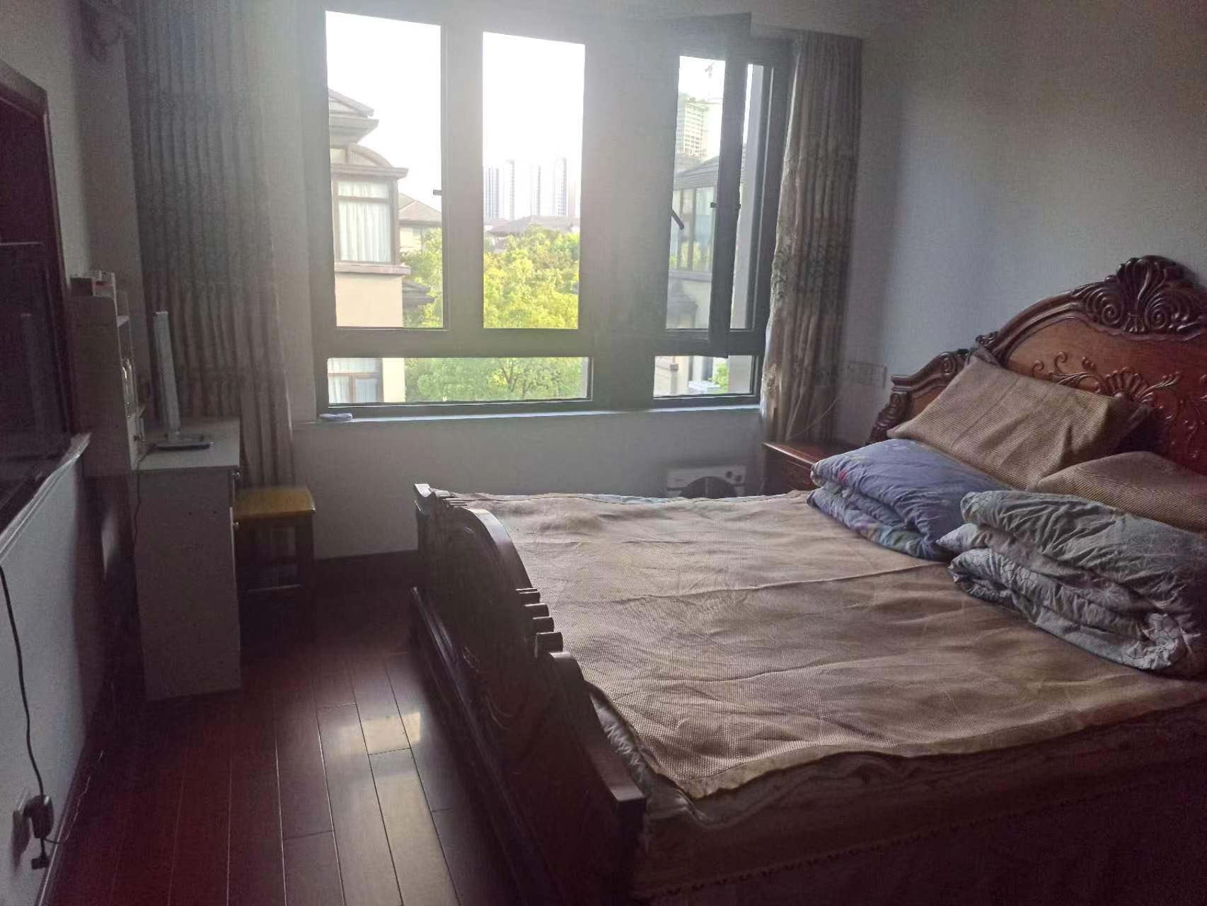 万濠山庄 6室3厅3卫 266m²