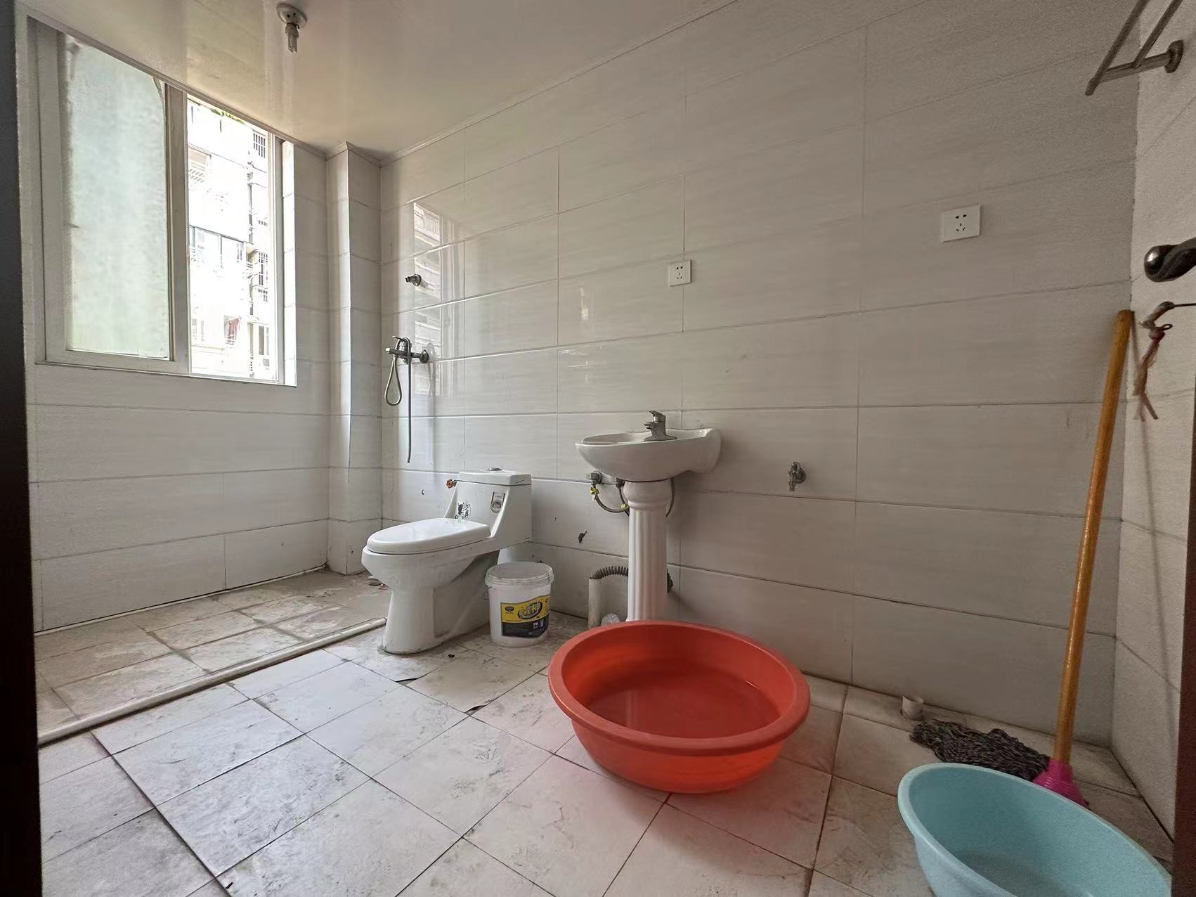 泰山公寓 3室2厅2卫 140m&sup2;