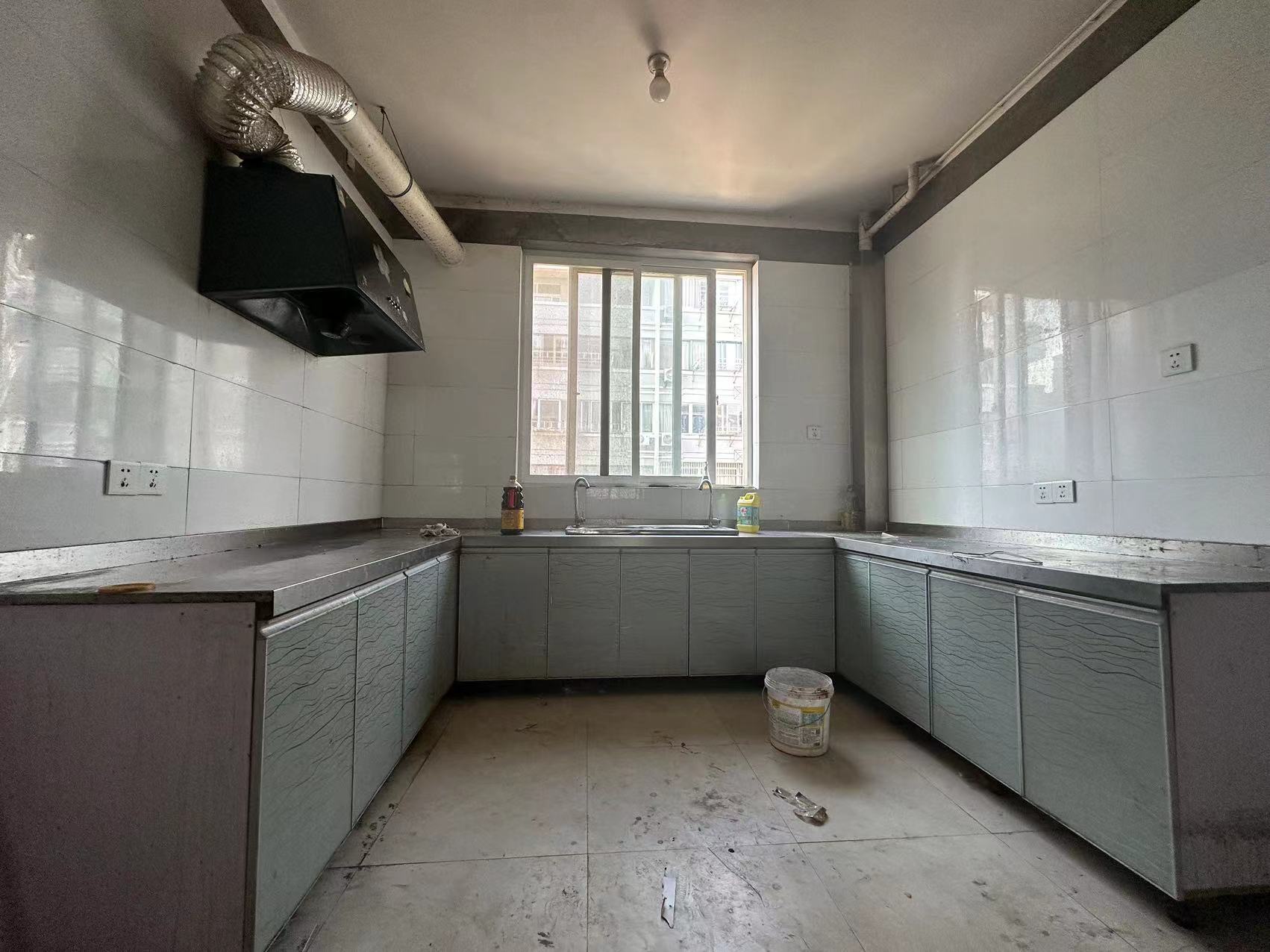 泰山公寓 3室2厅2卫 140m&sup2;