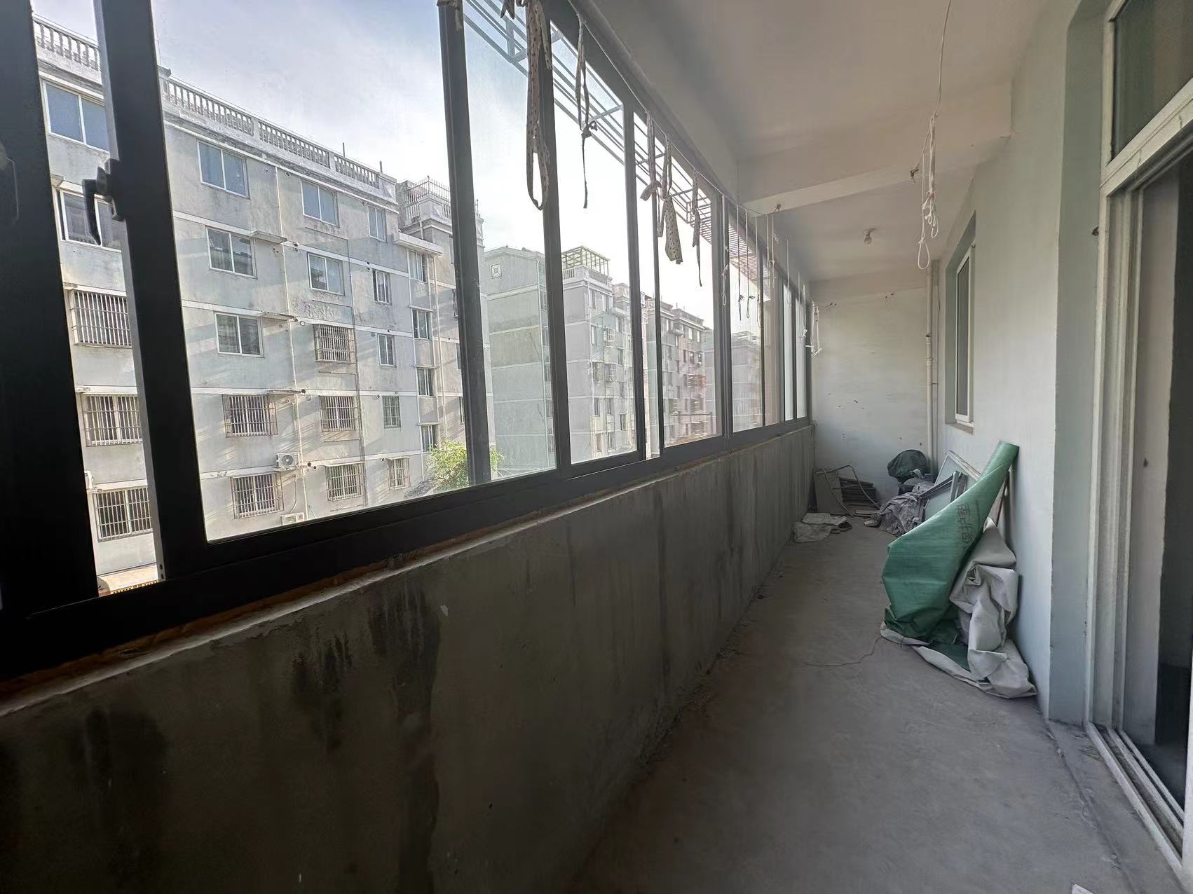 泰山公寓 3室2厅2卫 140m&sup2;
