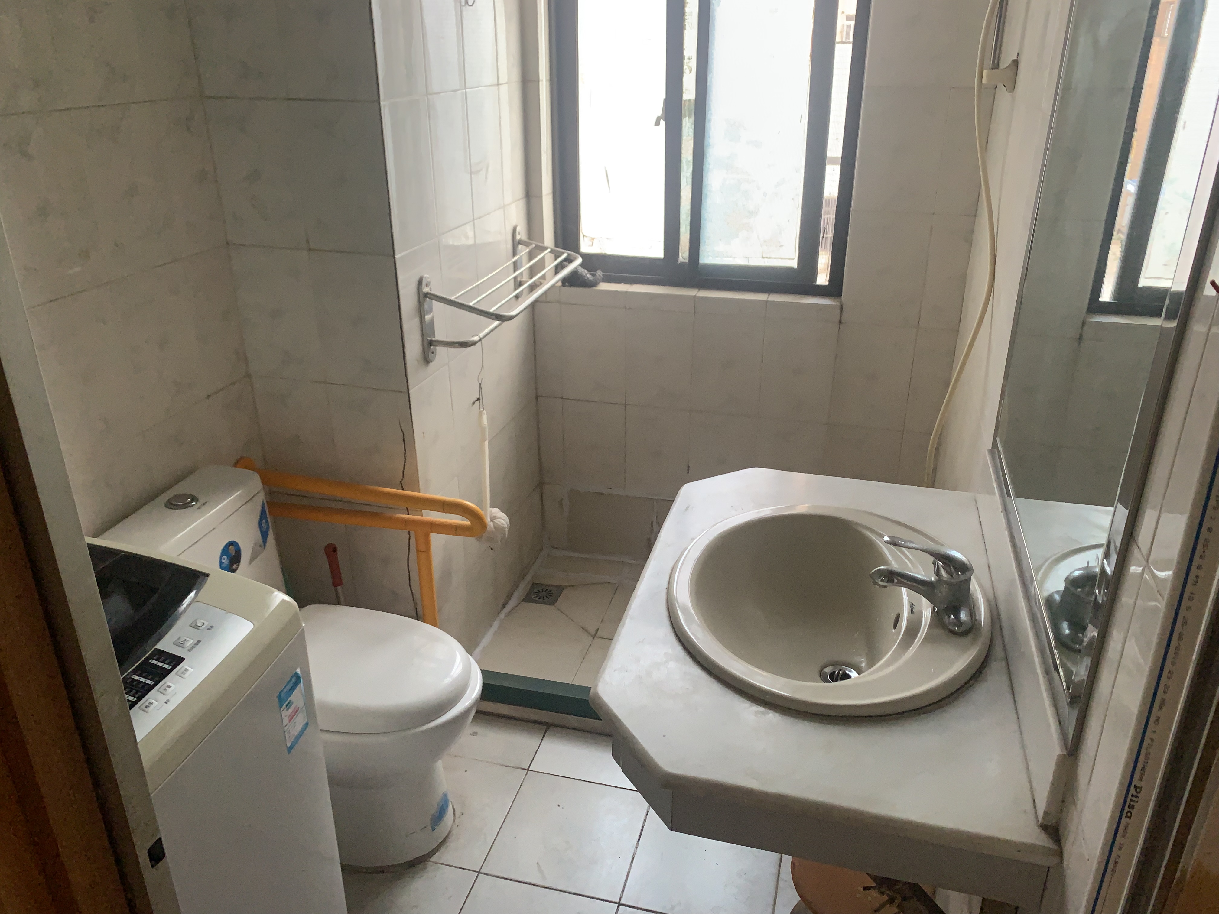 华能大厦 3室1厅1卫 81m&sup2;