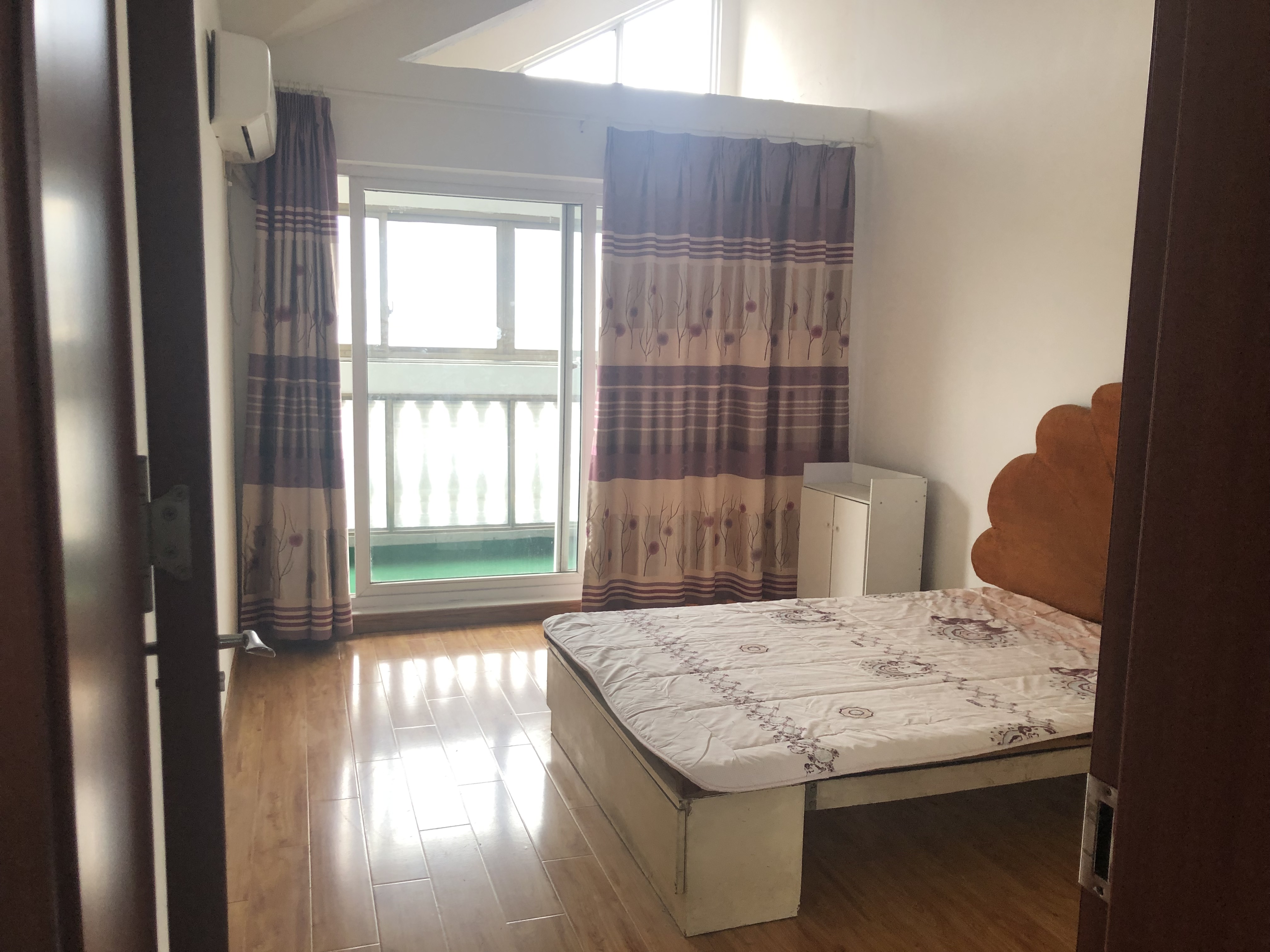 华山花苑四期 4室2厅2卫 70m&sup2;