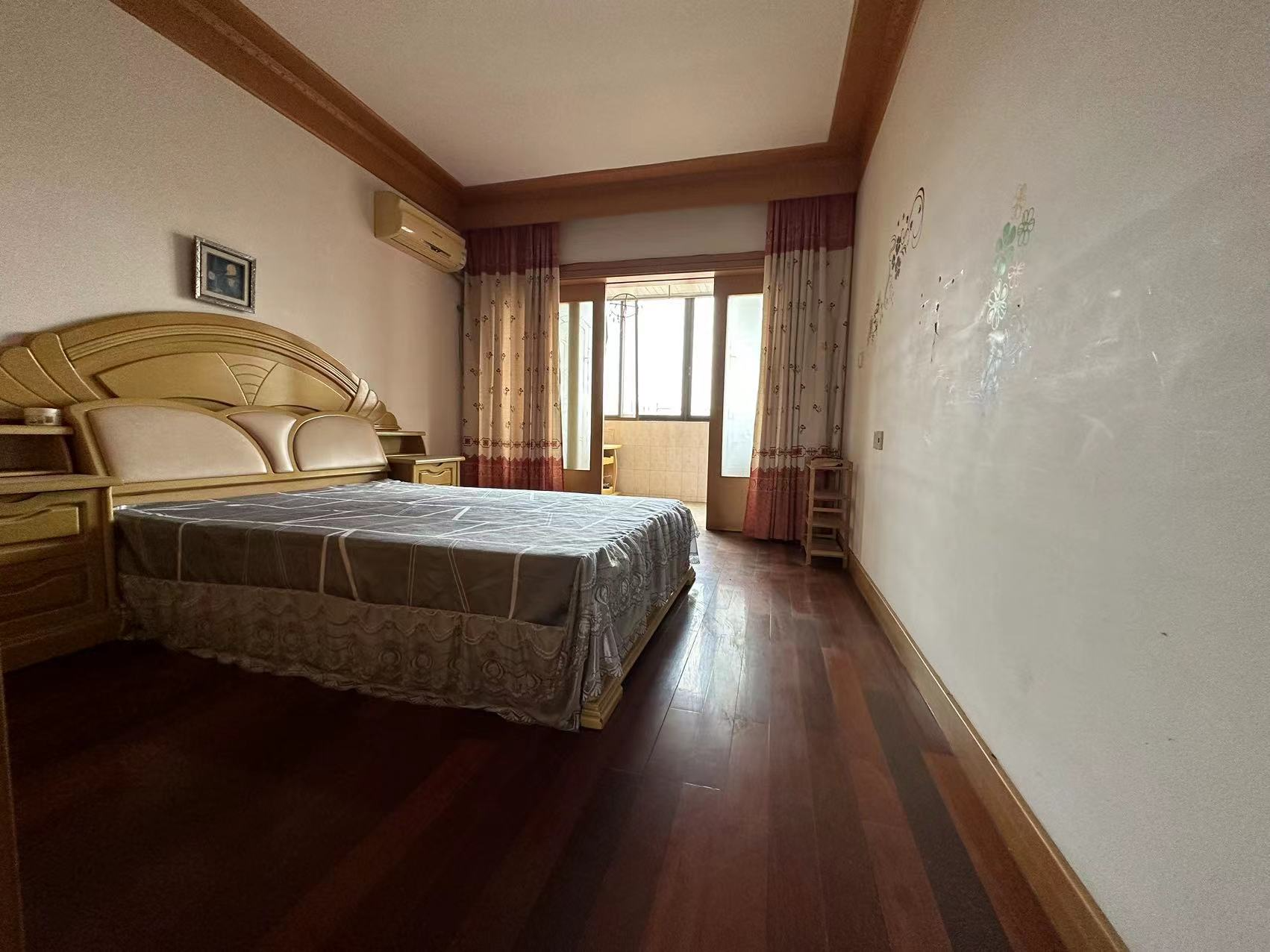 银河集贸市场 5室2厅2卫 196m&sup2;