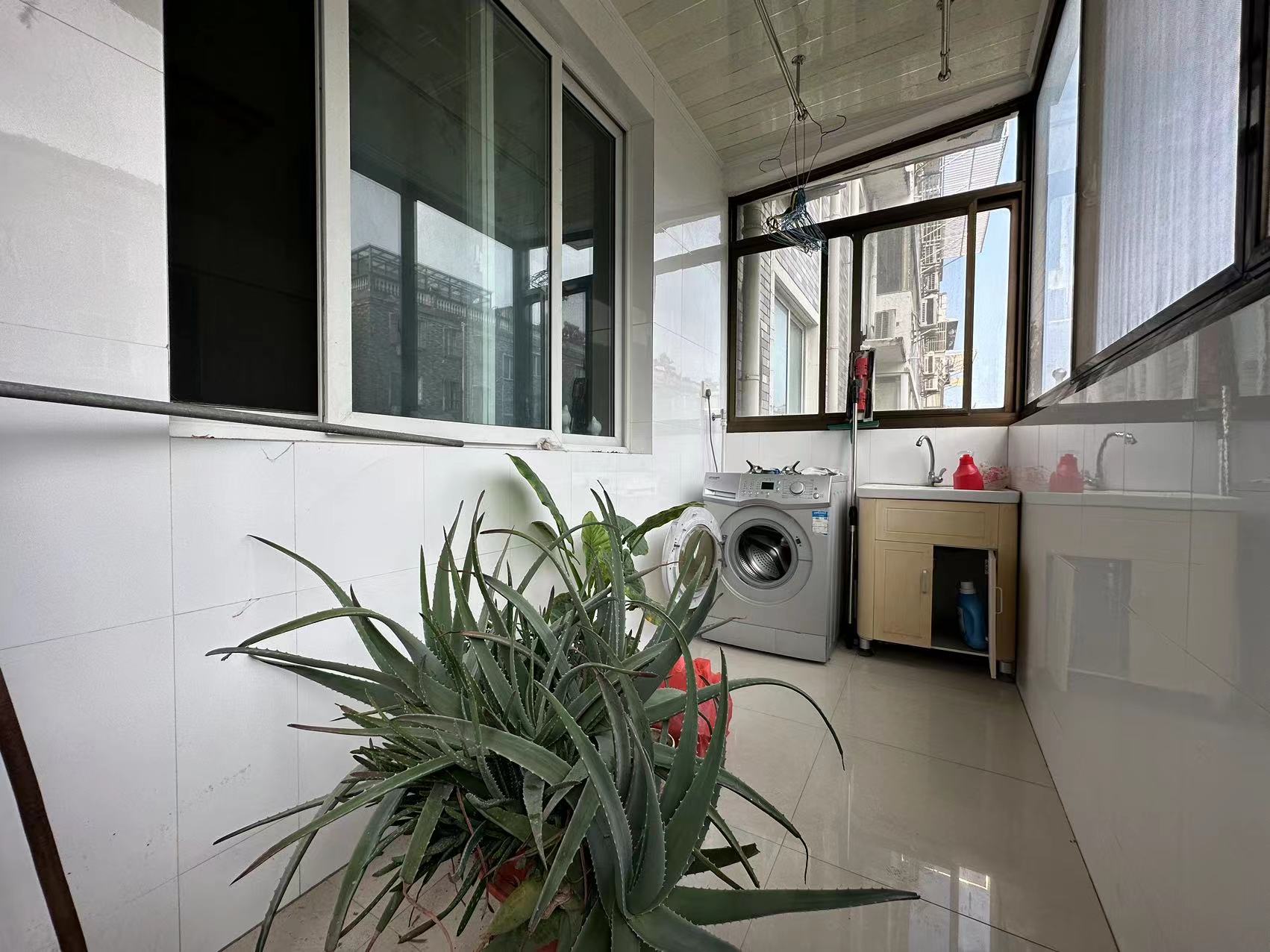 华山花苑四期 3室2厅1卫 152m&sup2;