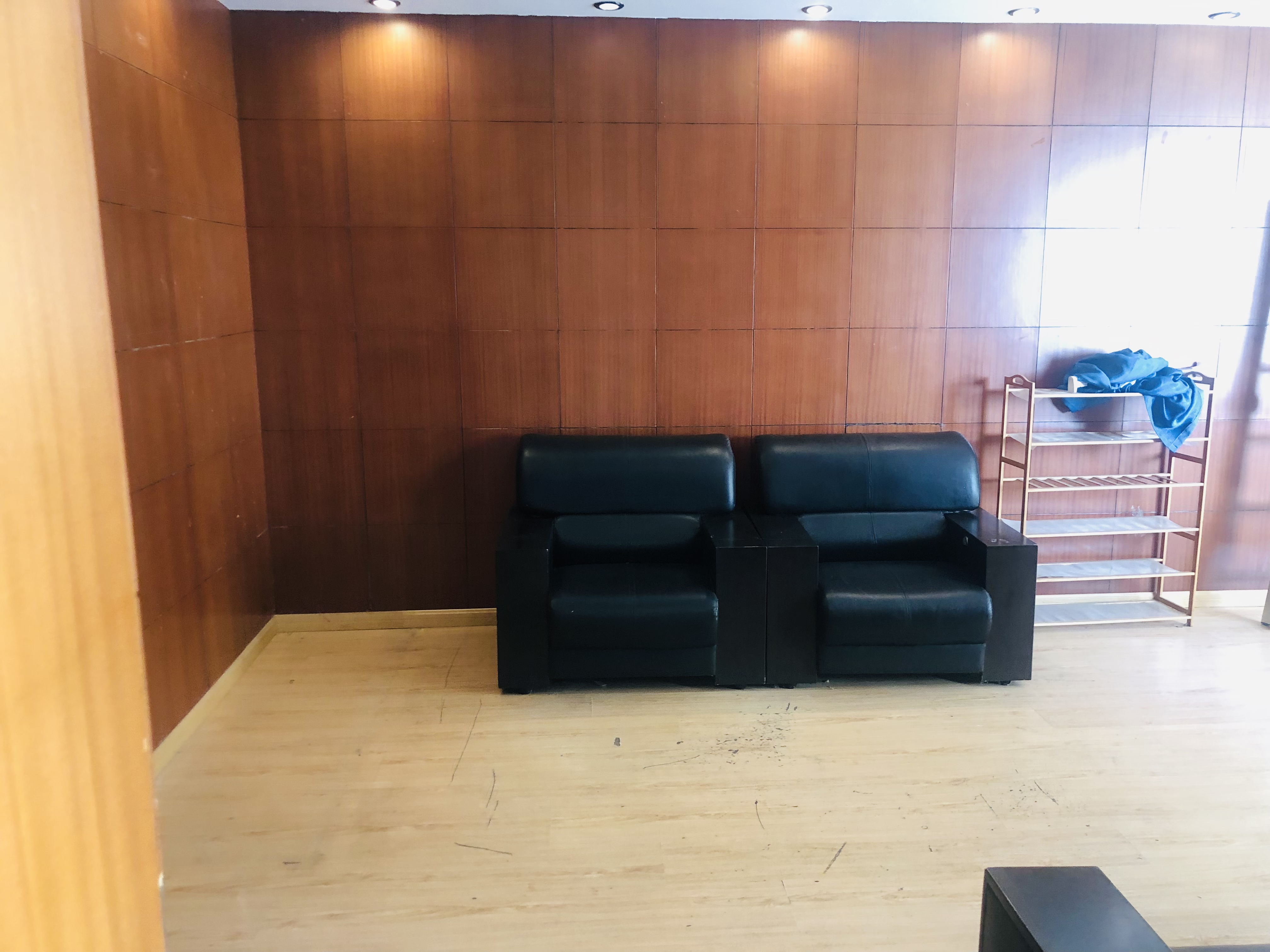 王府大厦 2室2厅1卫 124m&sup2;