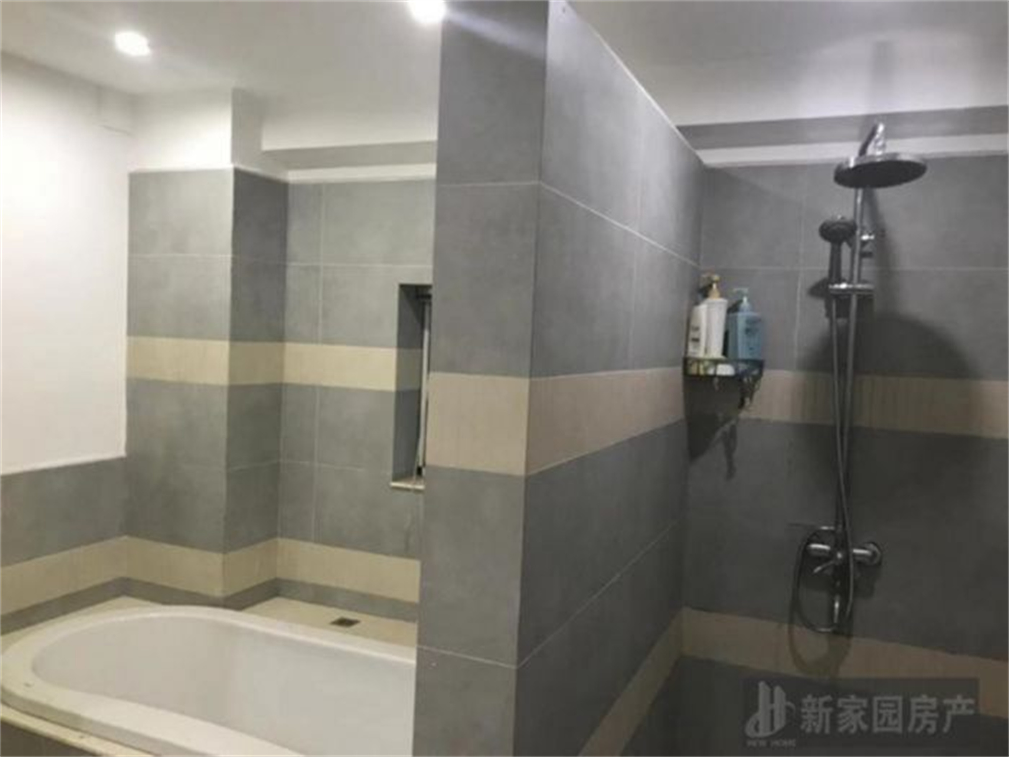 天安花园 4室2厅3卫 160m&sup2;