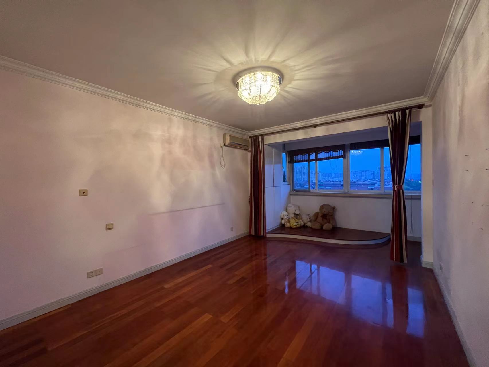 朝晖花园 3室2厅1卫 135.67m&sup2;