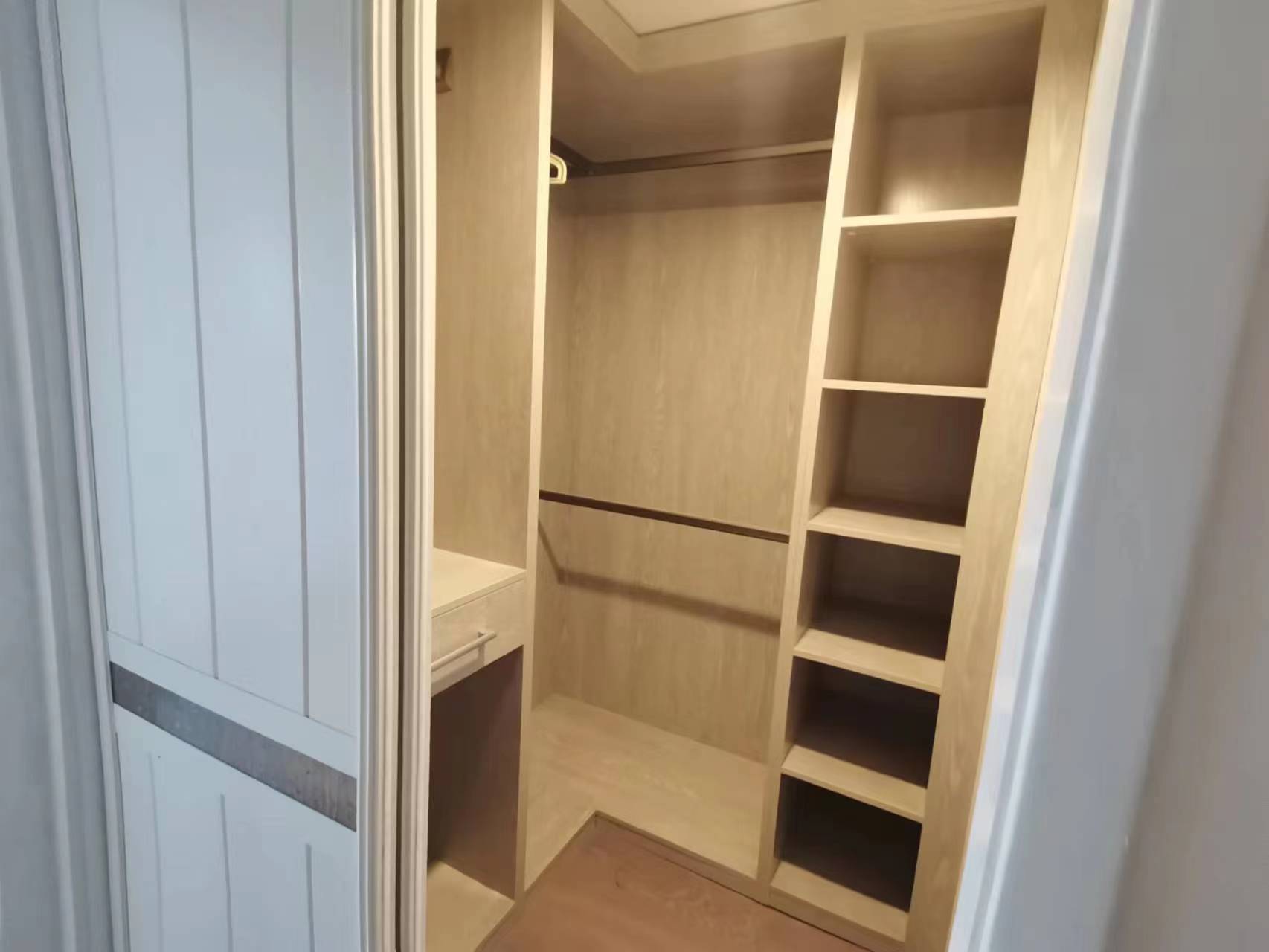 恒隆国际 2室1厅2卫 110m&sup2;
