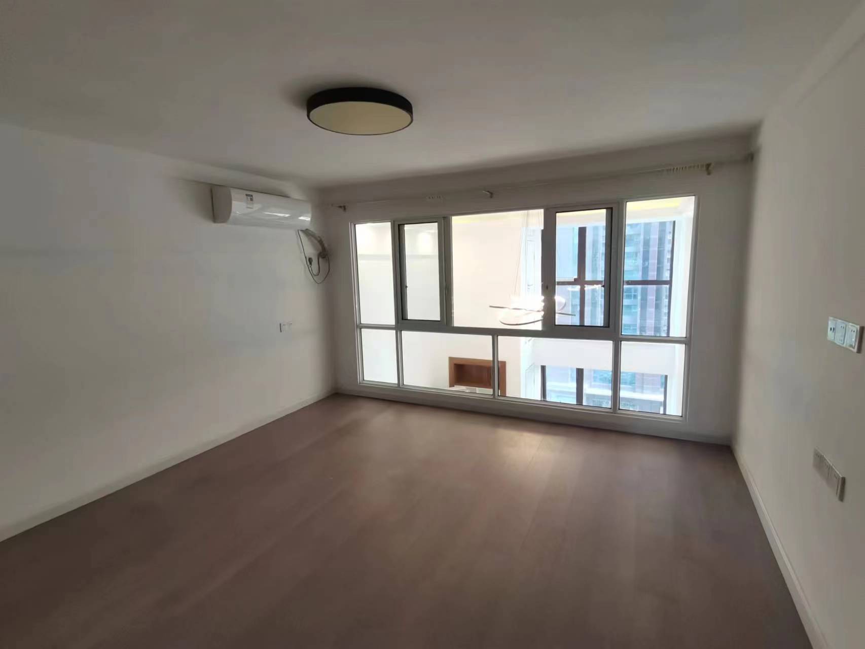 恒隆国际 2室1厅2卫 110m&sup2;