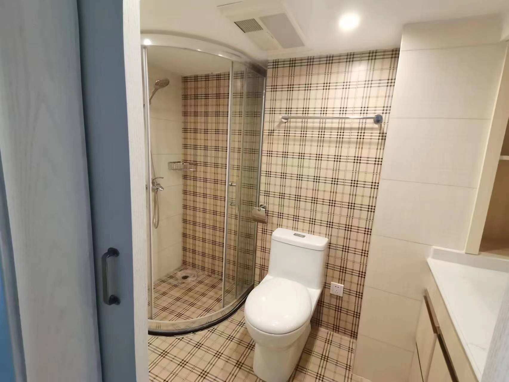 恒隆国际 2室1厅2卫 110m&sup2;