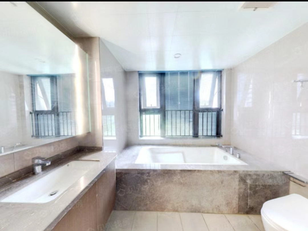 绿城&middot;晓风印月 5室2厅3卫 202.32m&sup2;