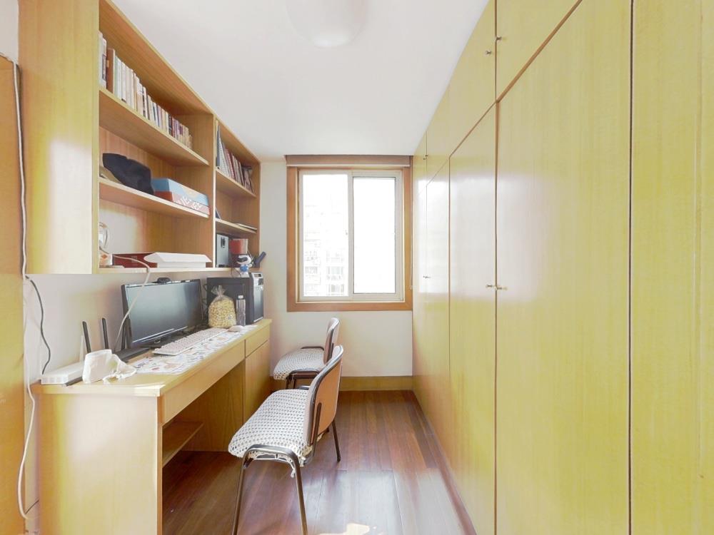 鸿运城市花苑 4室2厅2卫 233m&sup2;