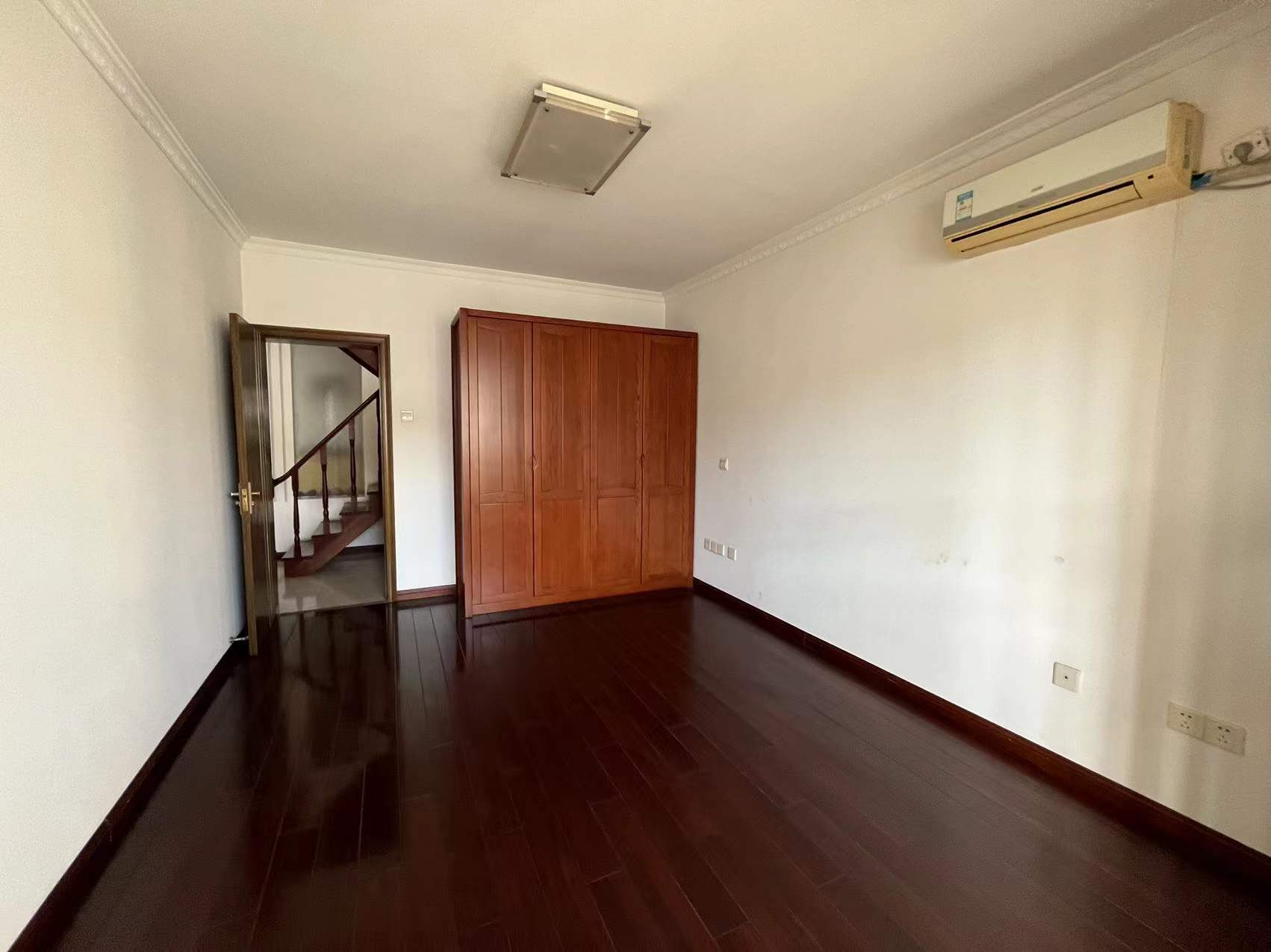 新星苑 4室2厅2卫 137m&sup2;