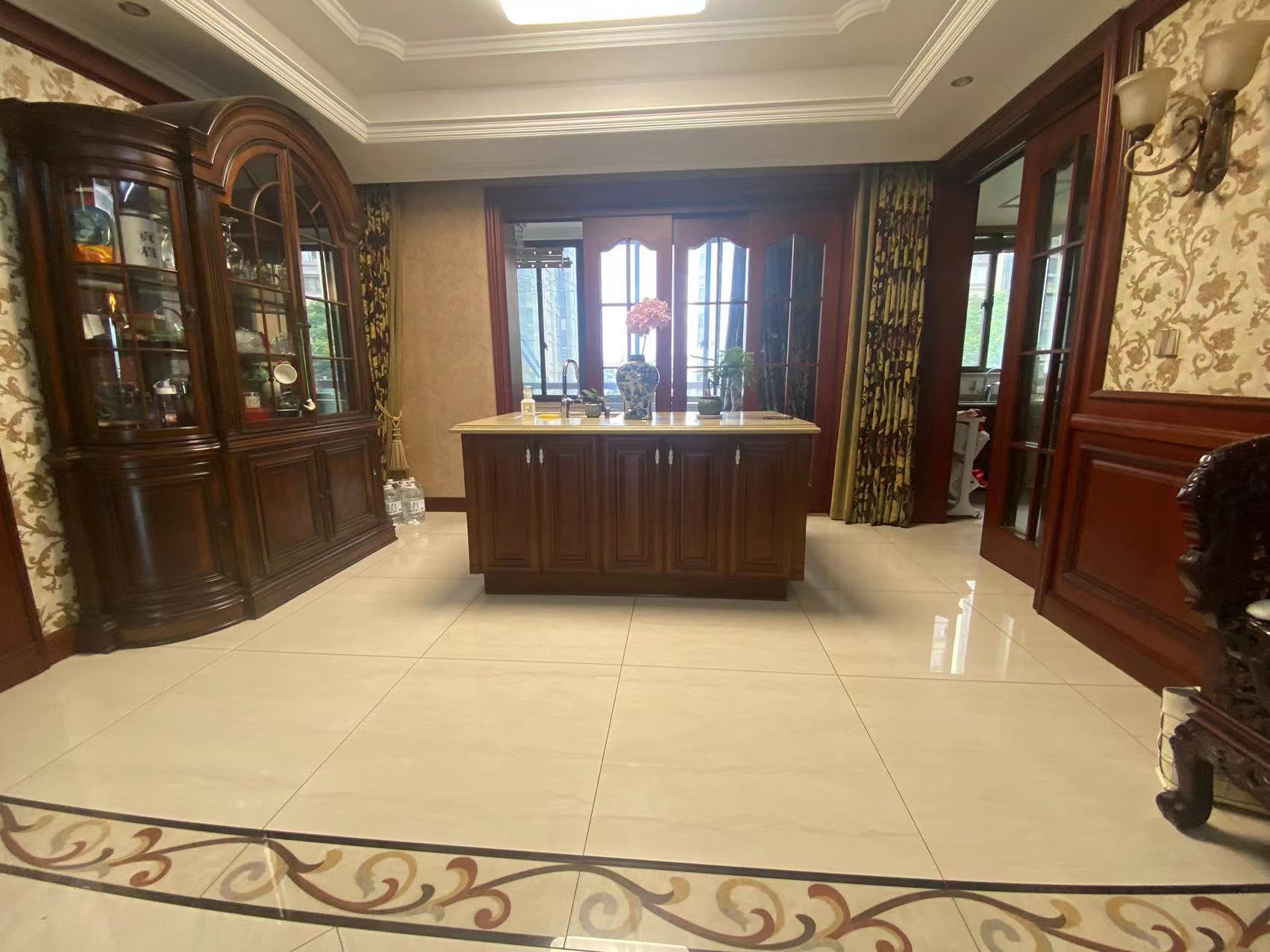万濠华府 5室2厅3卫 293m²