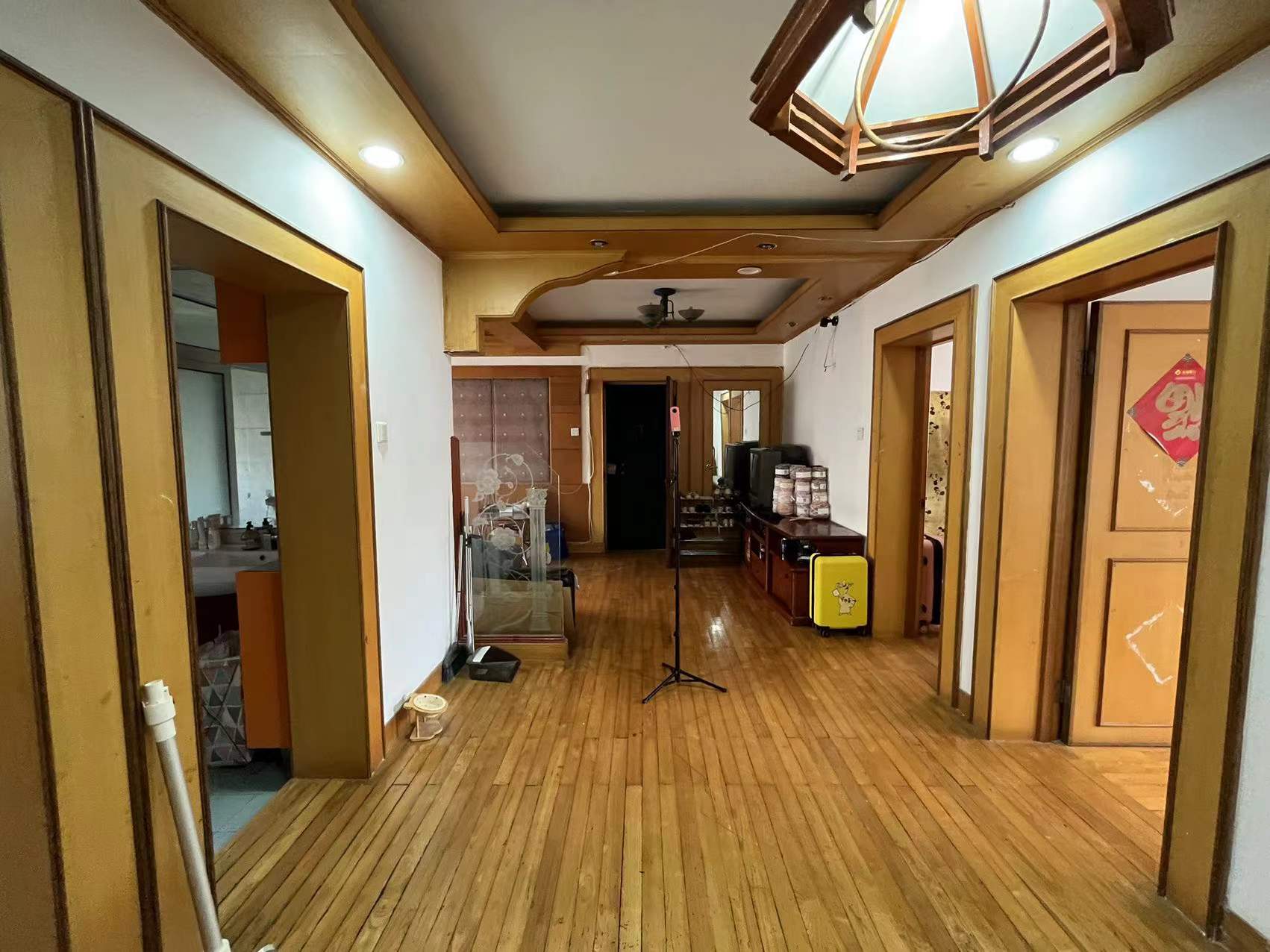 虹桥东村 4室2厅2卫 180m&sup2;