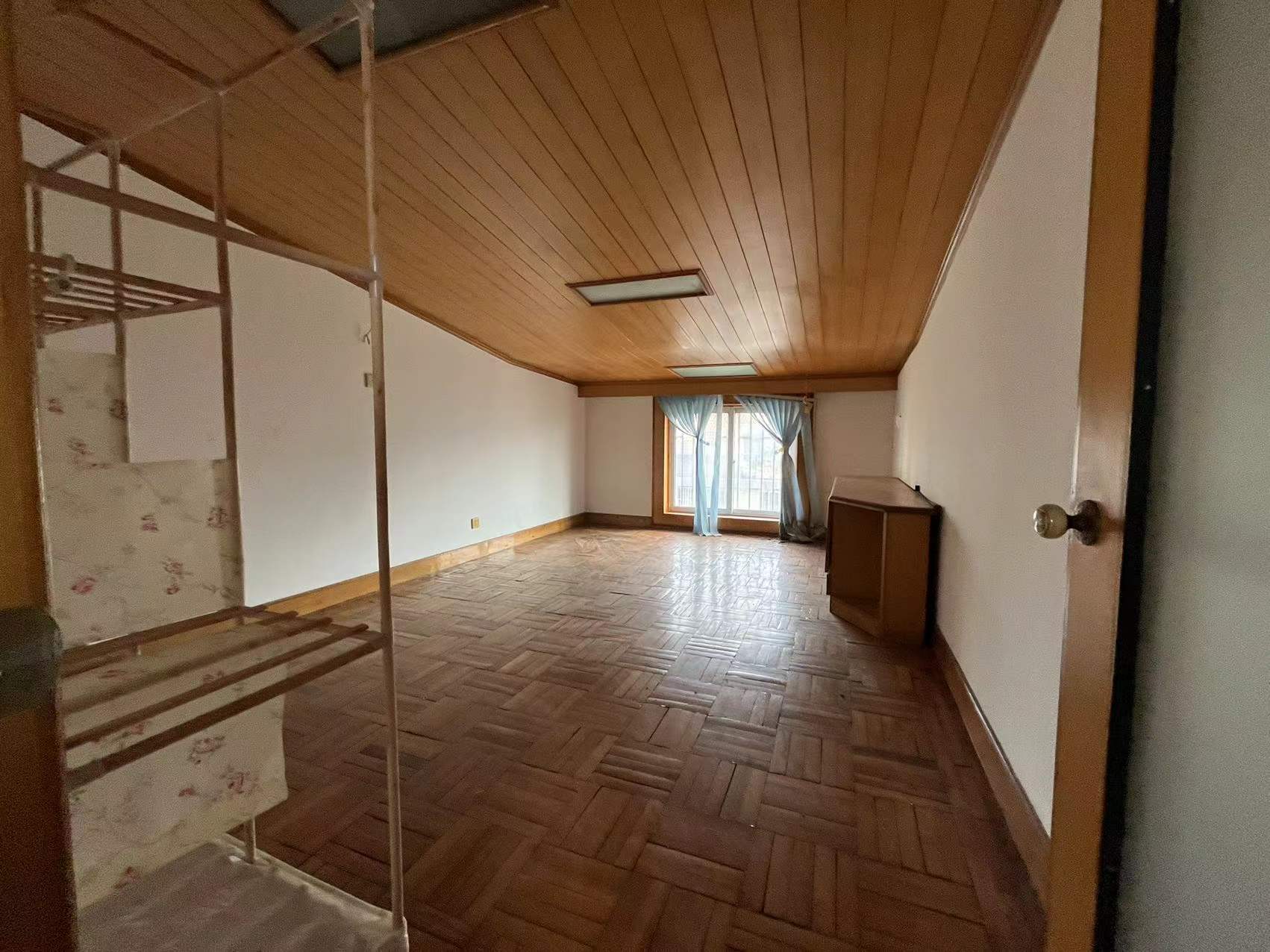 虹桥东村 4室2厅2卫 180m&sup2;