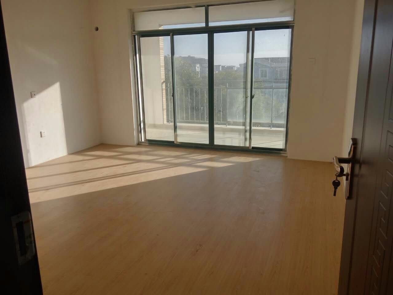 星湖花园 5室3厅3卫 364.02m²