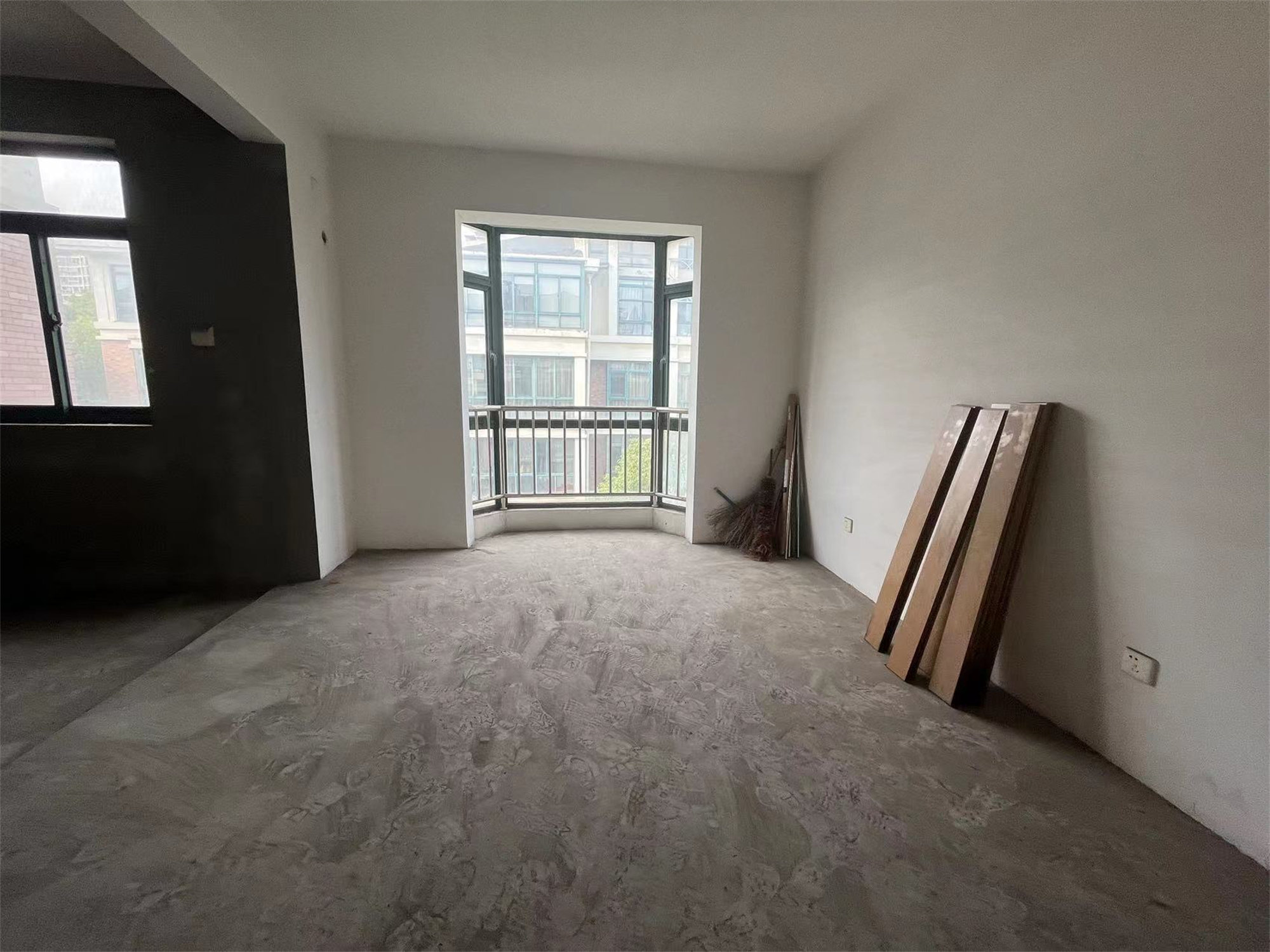凤凰莱茵苑 4室3厅3卫 212.87m&sup2;
