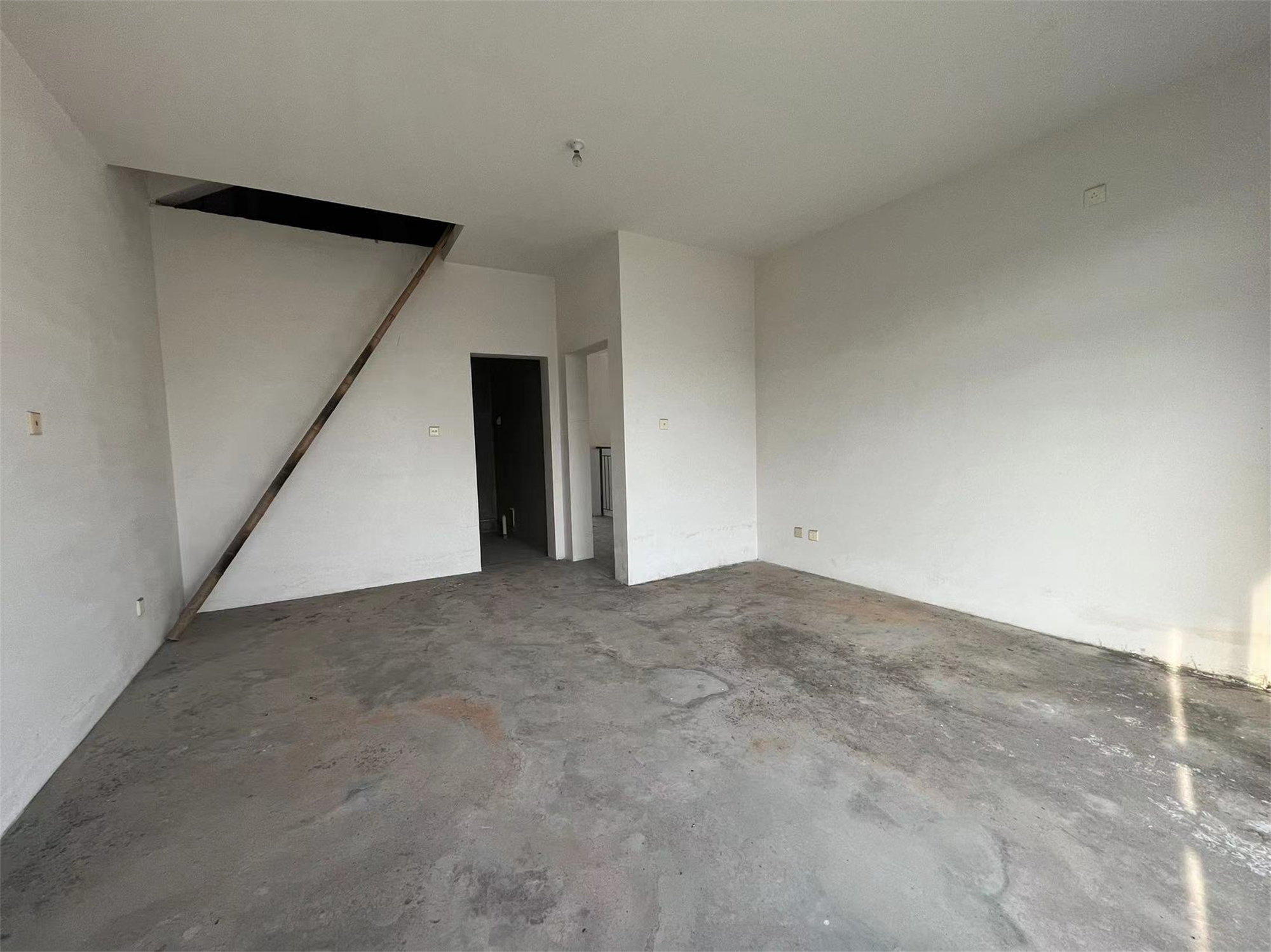 凤凰莱茵苑 4室3厅3卫 212.87m&sup2;