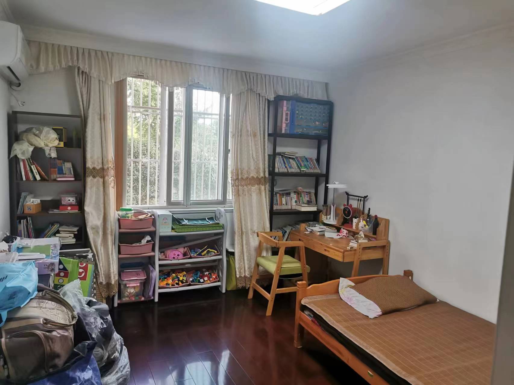金辉花园 3室2厅1卫 141m&sup2;