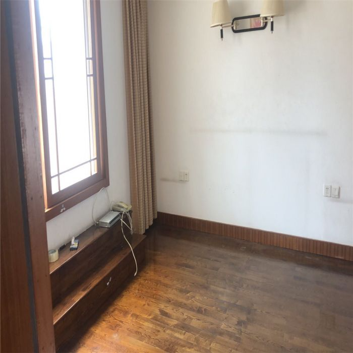 东昇花园 4室2厅2卫 134m&sup2;