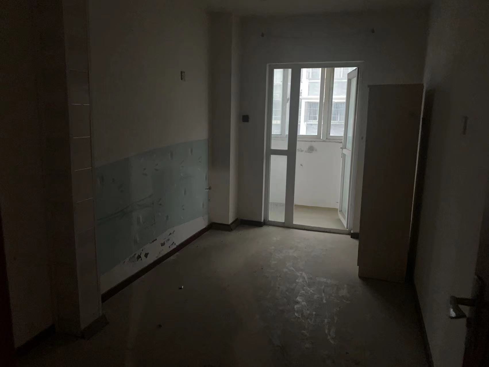 天山花苑西区 5室1厅1卫 126m²