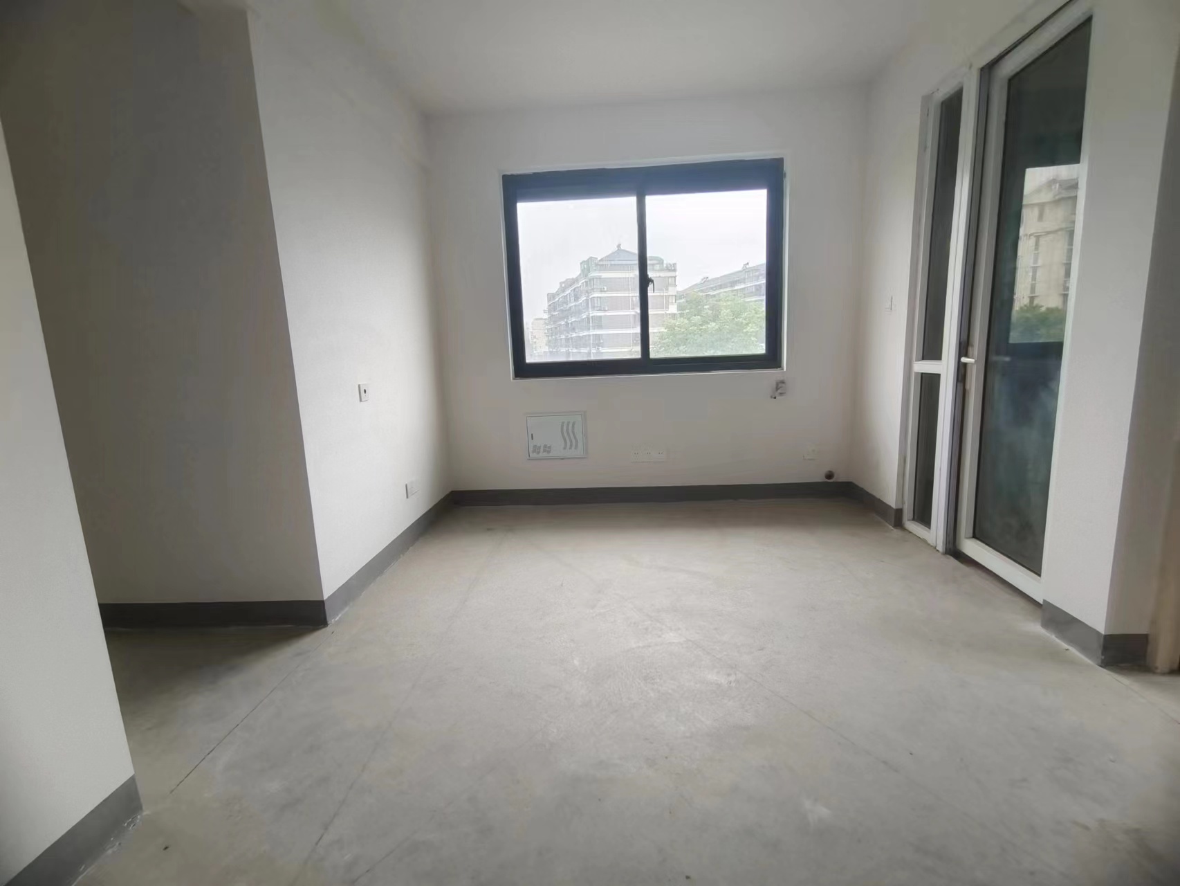 山芝庄新苑 3室2厅2卫 93.00m&sup2;