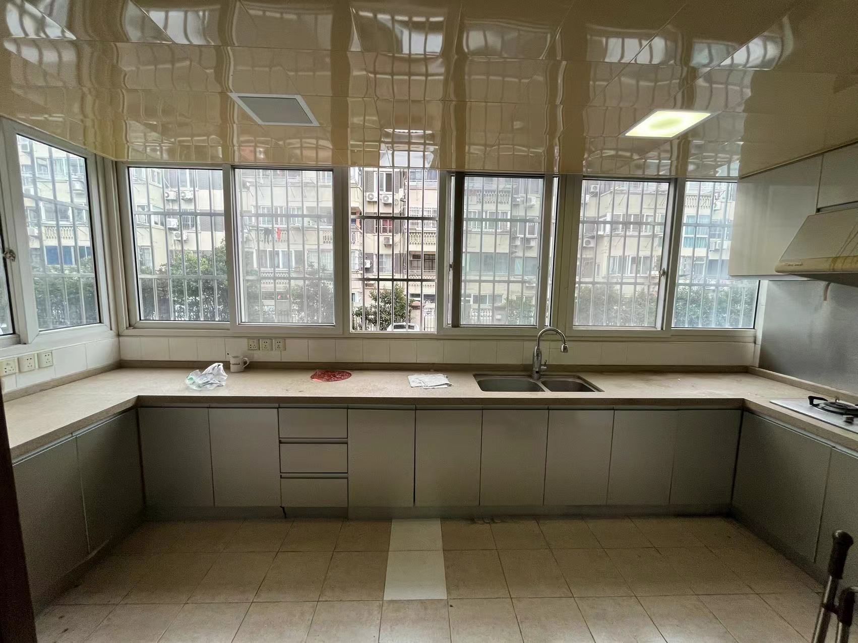 朝晖花园 3室2厅2卫 142m&sup2;