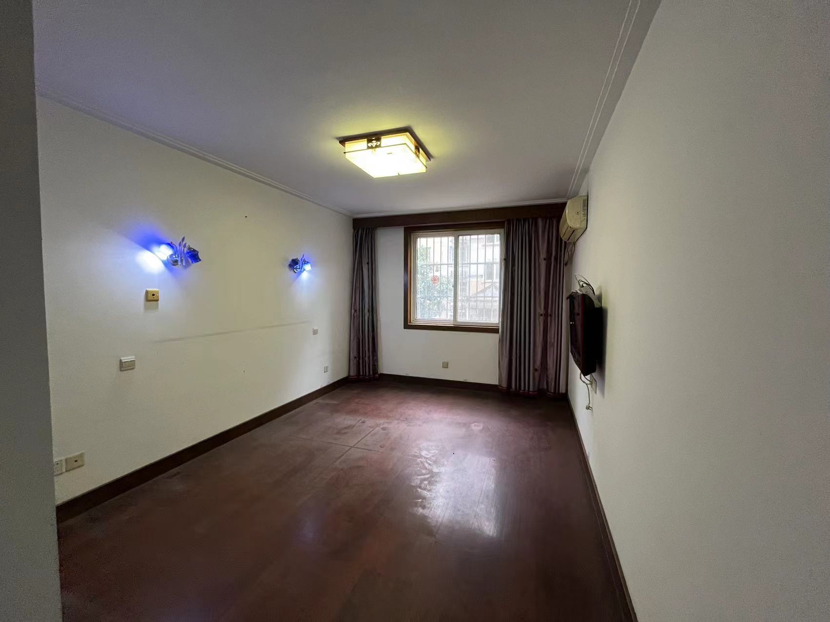 朝晖花园 3室2厅2卫 142m&sup2;
