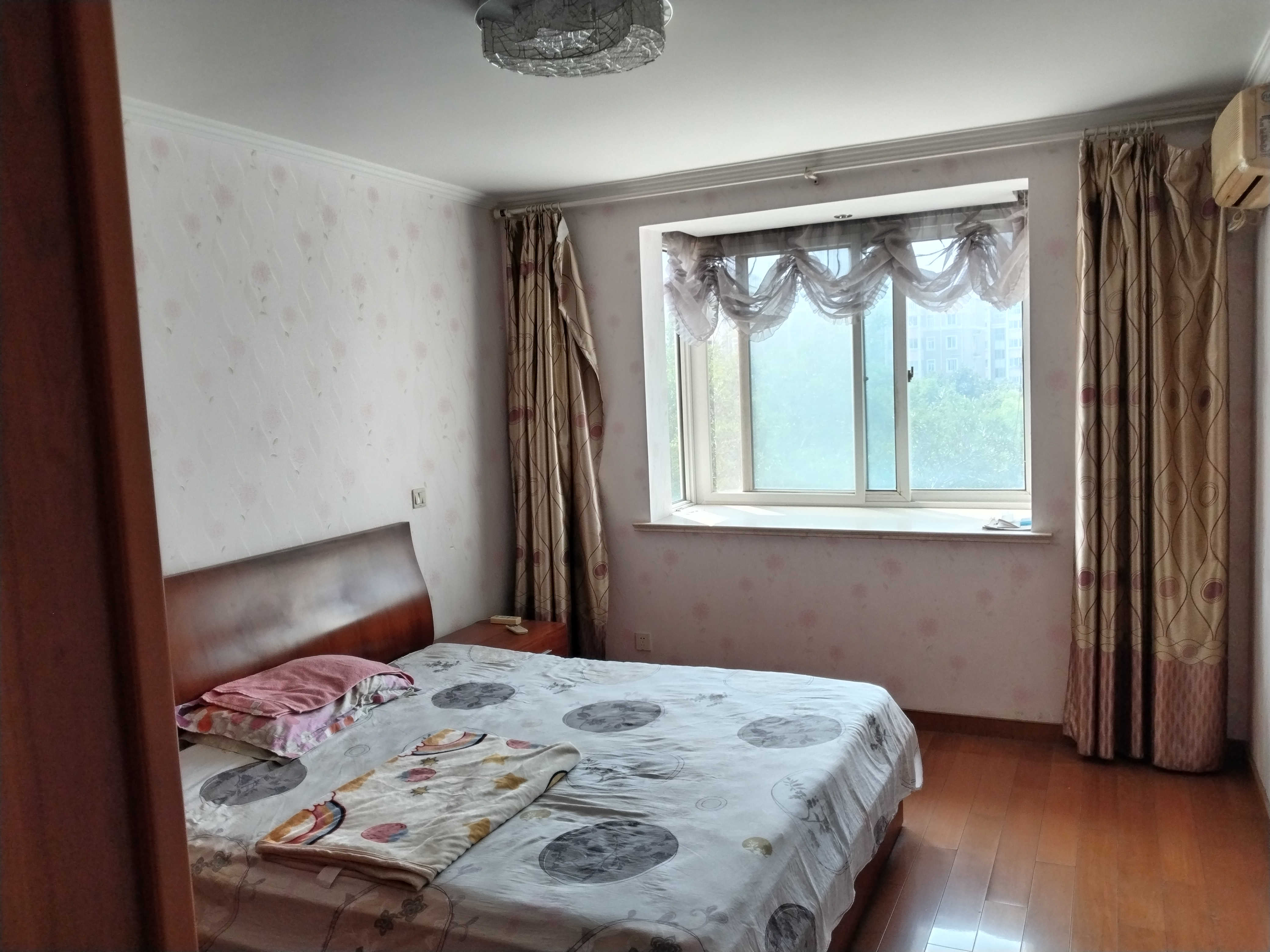 东昇花园 3室2厅2卫 135m&sup2;